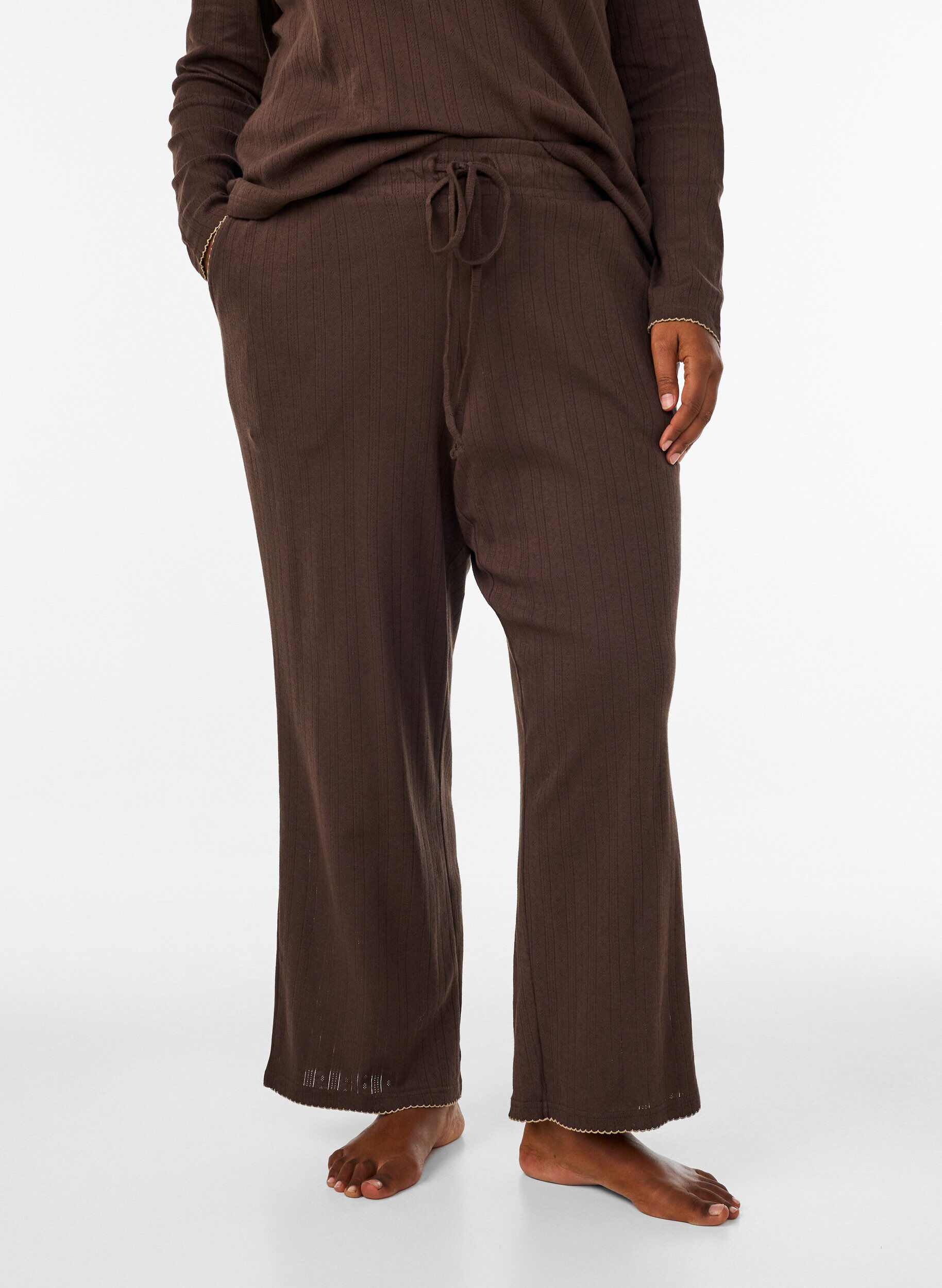 Pyjamahose aus Bio-Baumwolle mit Lochstickerei, Braun, Model