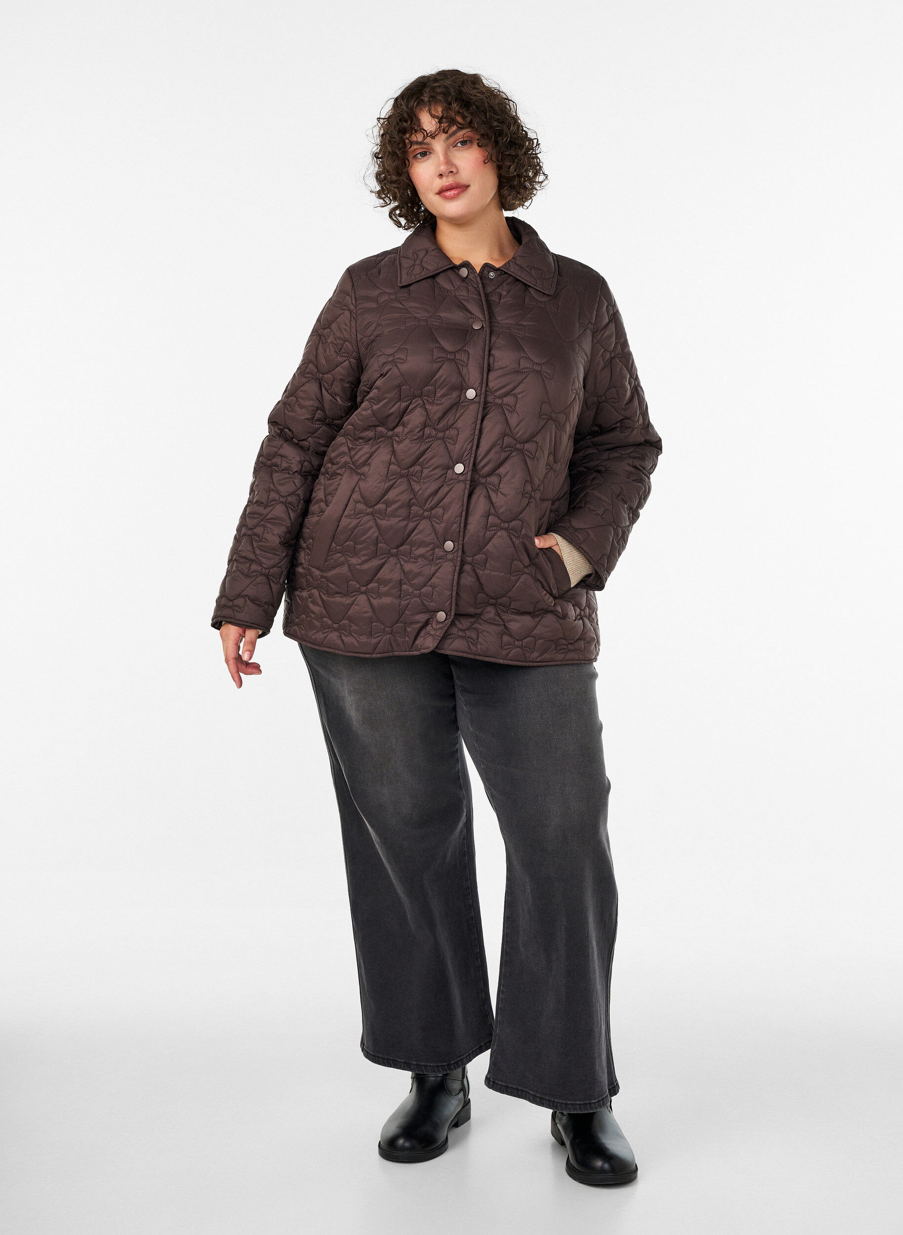 ZizziLeicht wattierte Jacke mit dekorativer Steppung, Braun, Model image number 1