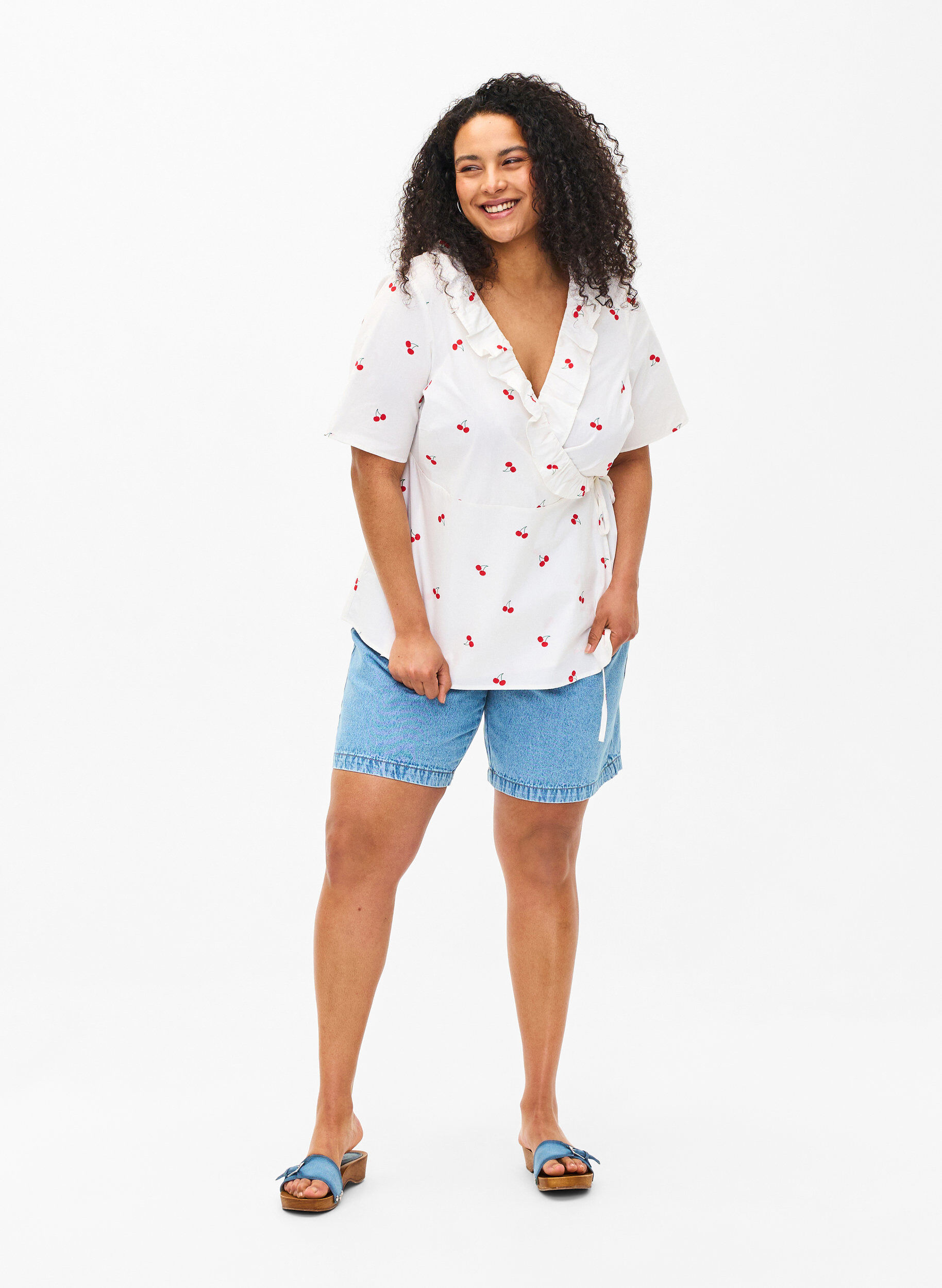 Zizzi Wickelbluse aus Baumwolle mit Blumendruck, B. White/Cherry, Model image number 2