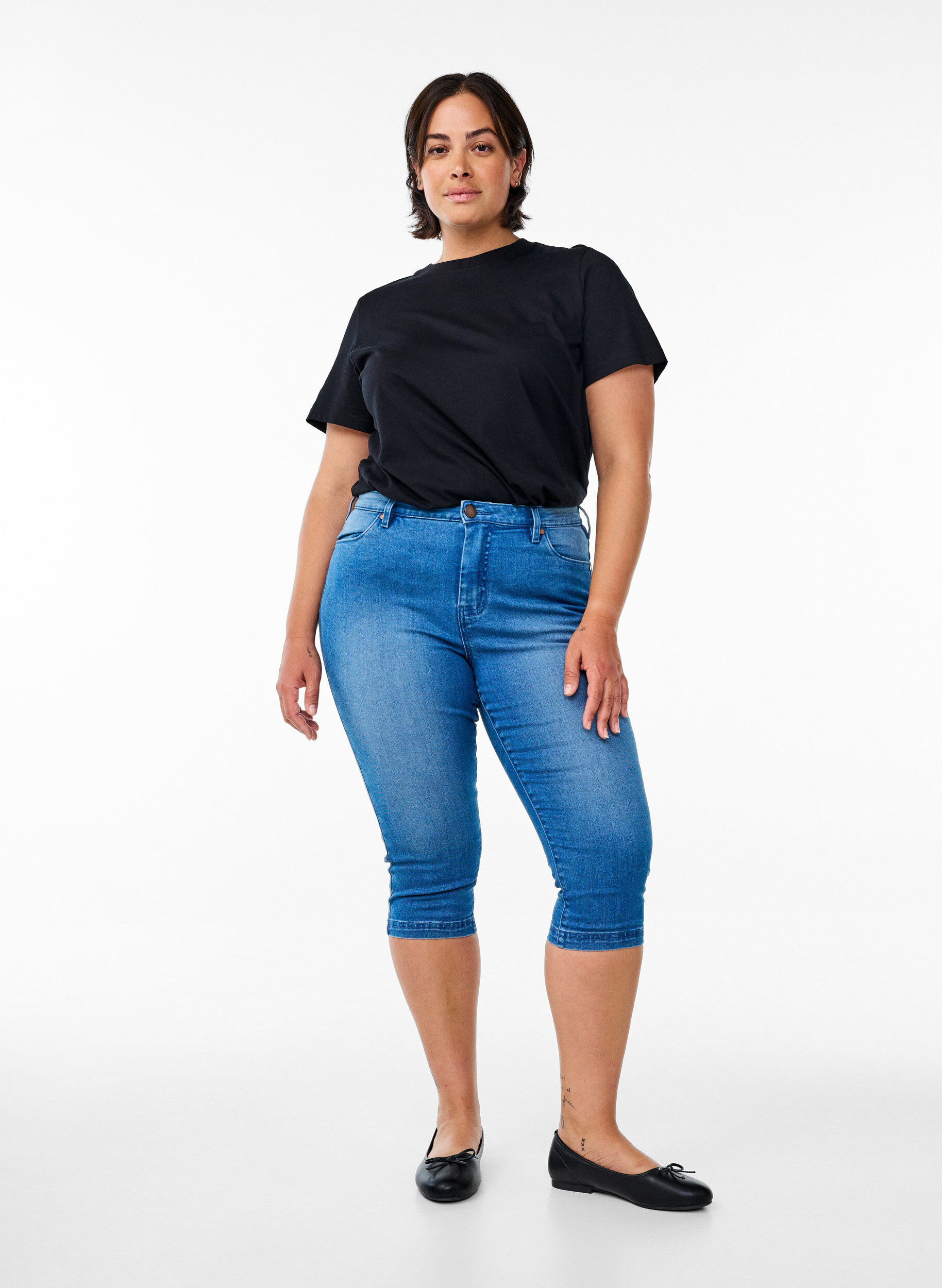 Hoch taillierte Amy Capri Jeans mit Super Slim Fit, Blau, Model