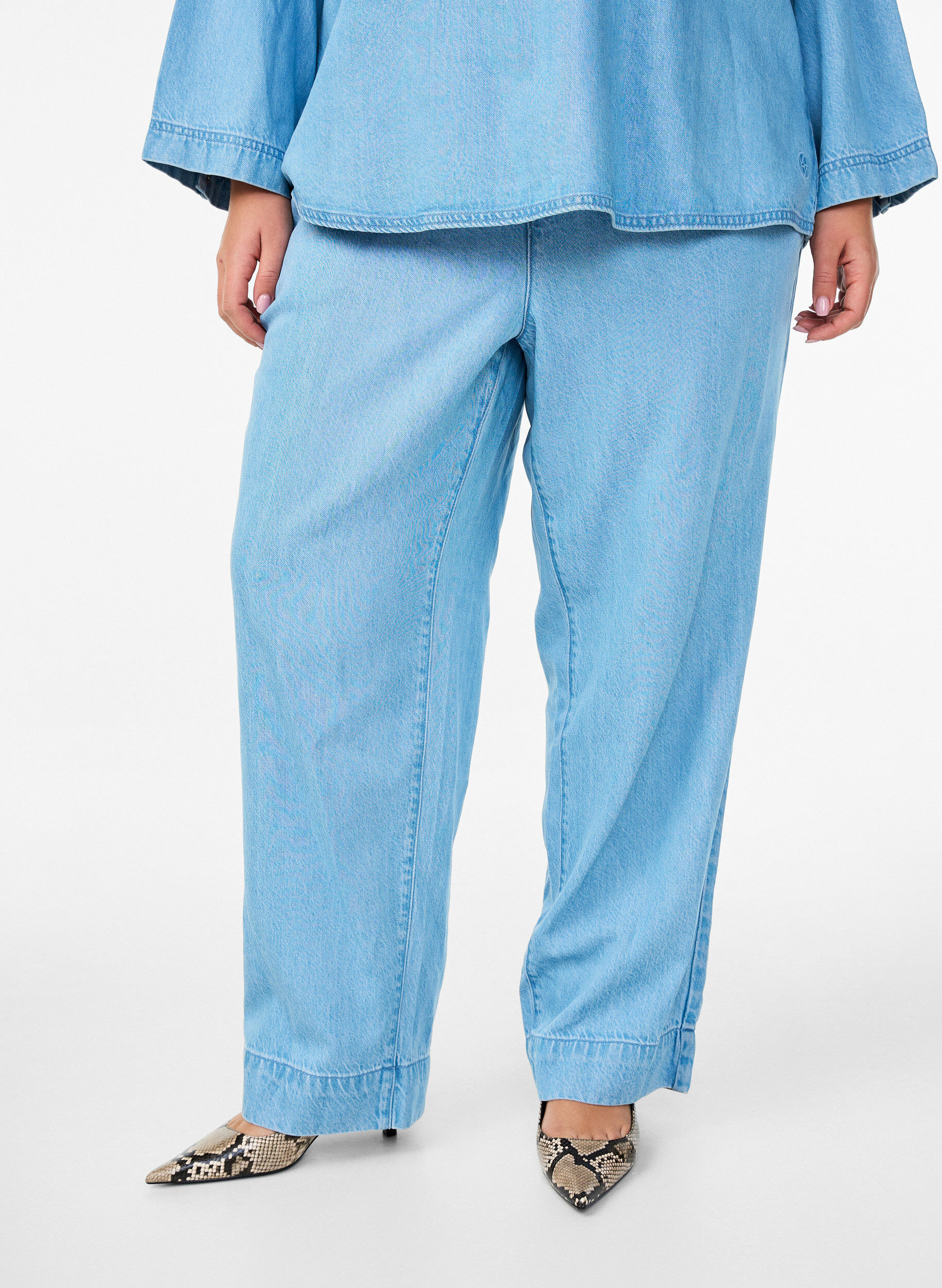 Zizzi Weite Jeans mit elastischem Bund, Blau, Model image number 2