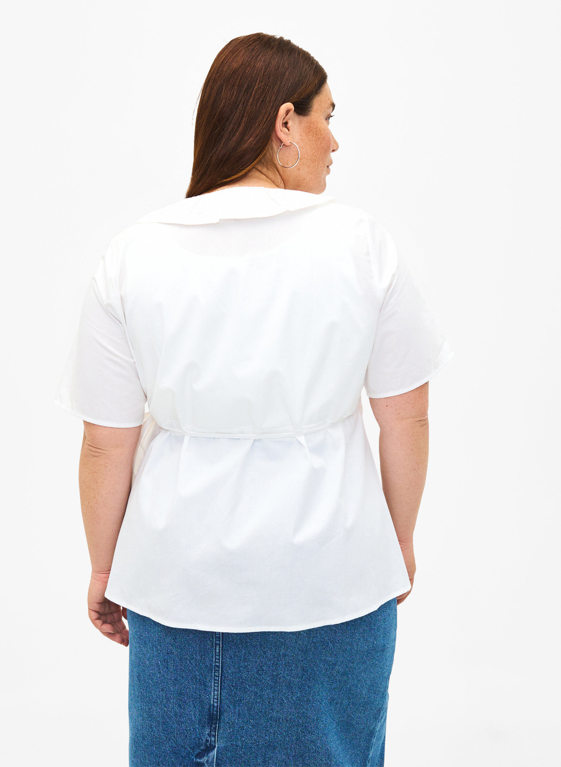 Zizzi  Kurz&auml;rmelige Bluse mit R&uuml;schendetail, Wei&szlig;, Model image number 2
