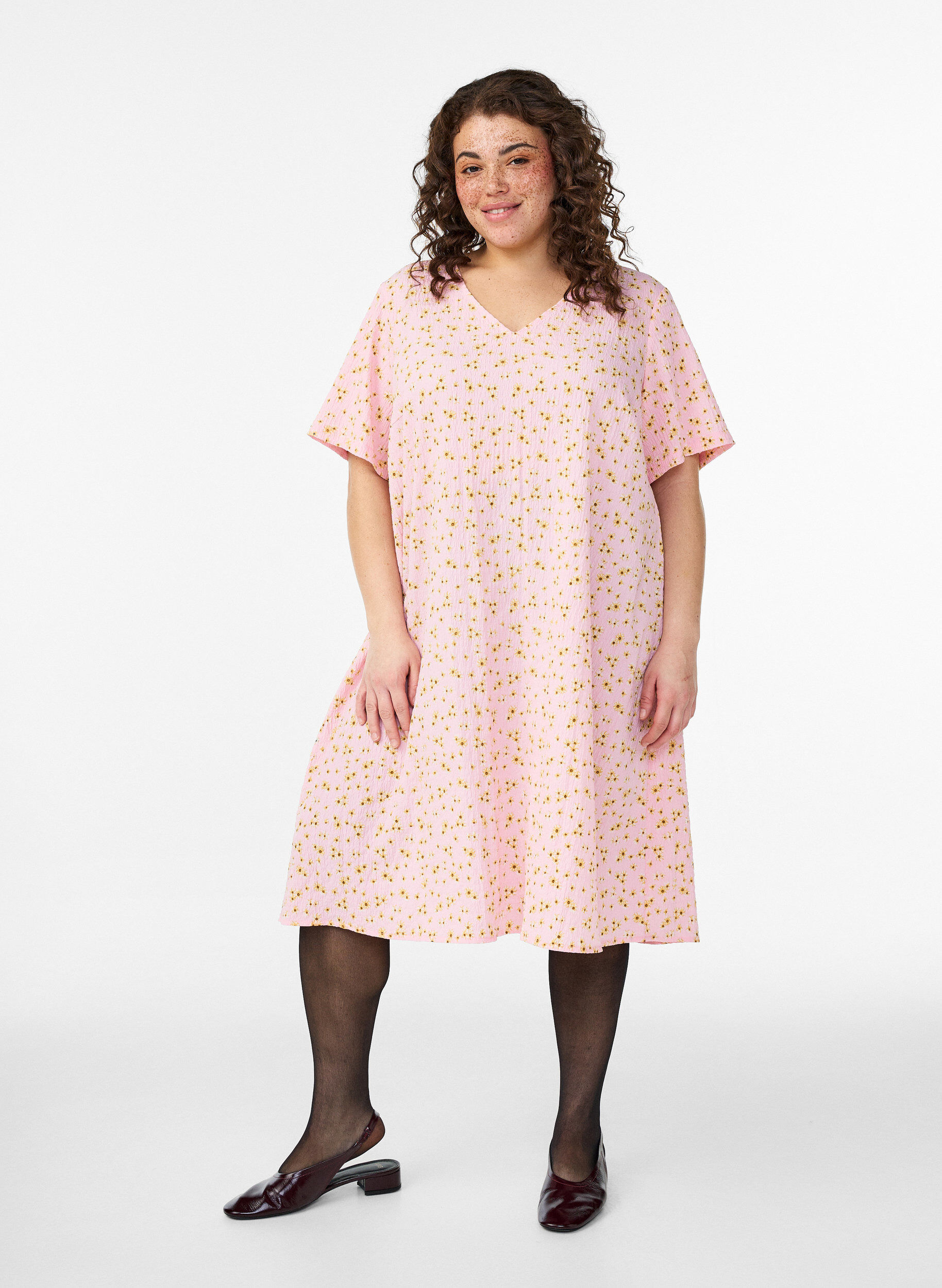 Kleid mit kurzen &Auml;rmeln und V-Ausschnitt, Rot, Model