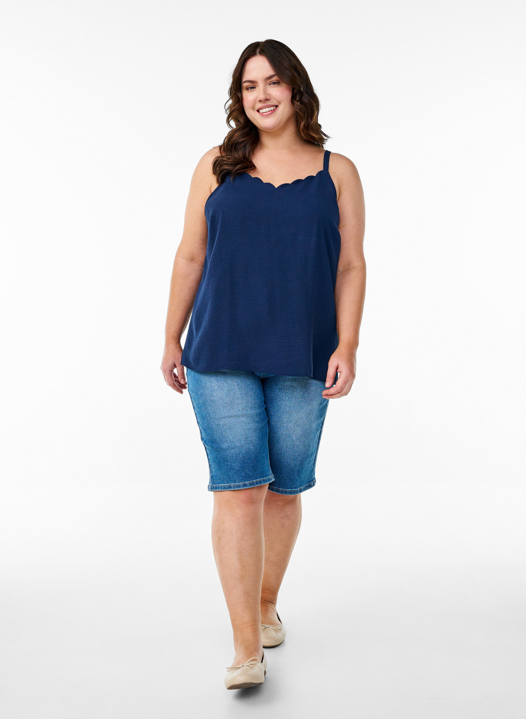 Zizzi Top mit gewelltem Saum, Blau, Model image number 1