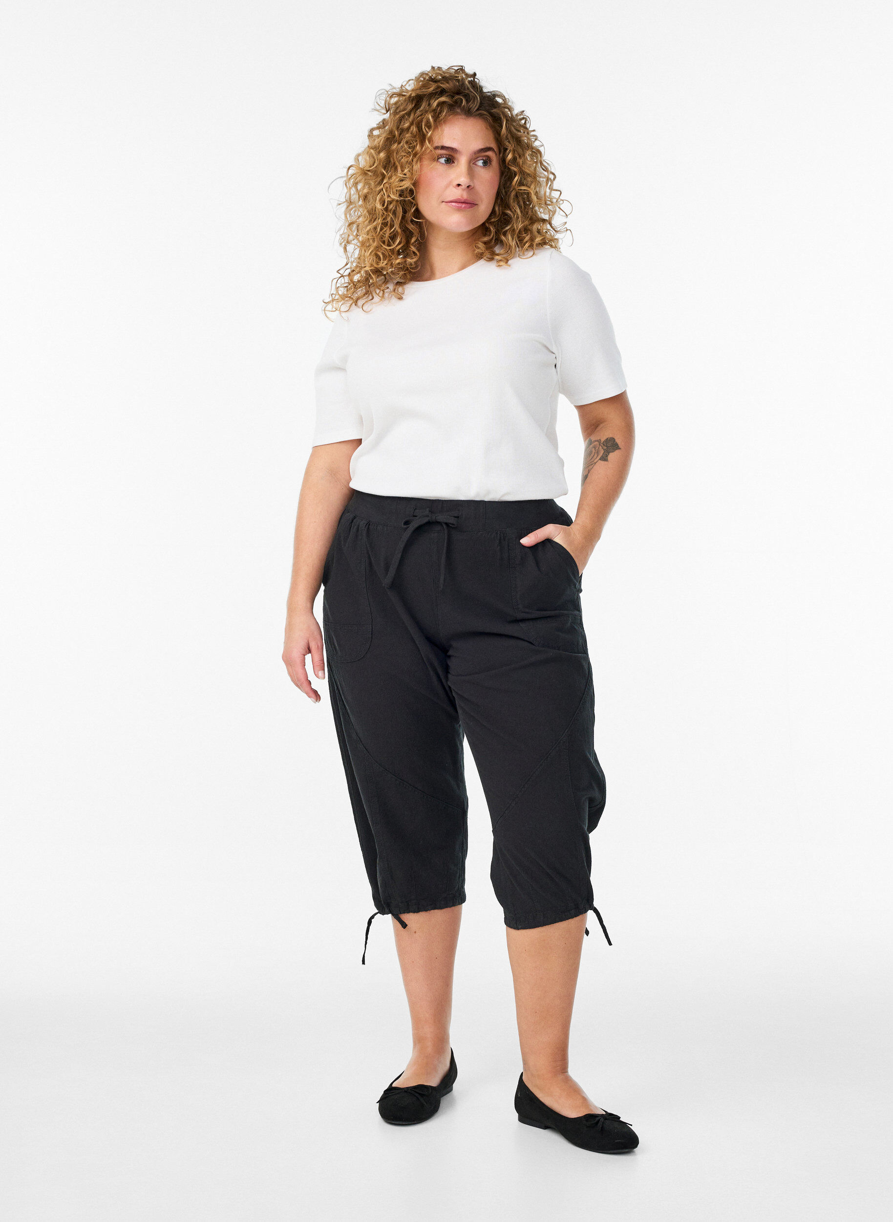 Capri-Hose aus Baumwolle, Schwarz, Model