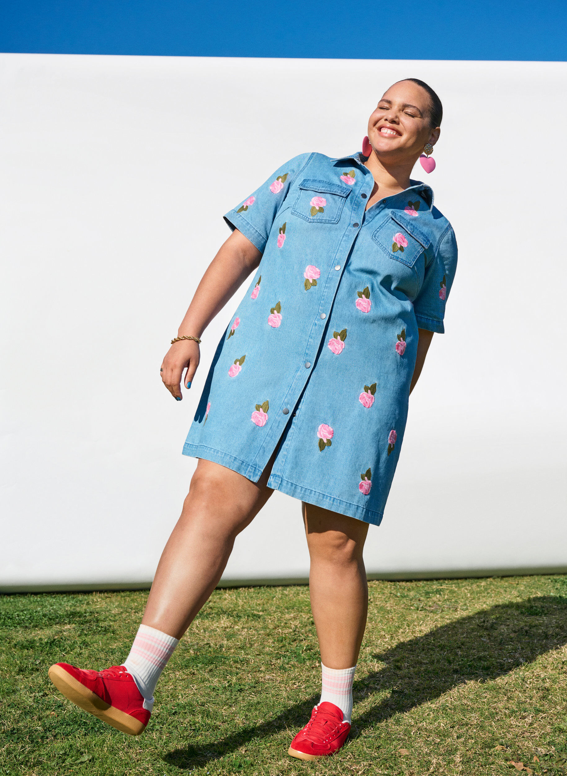 Zizzi Kurzes Jeanskleid mit gestickten Blumen, LBD w. Flower, Image image number 0