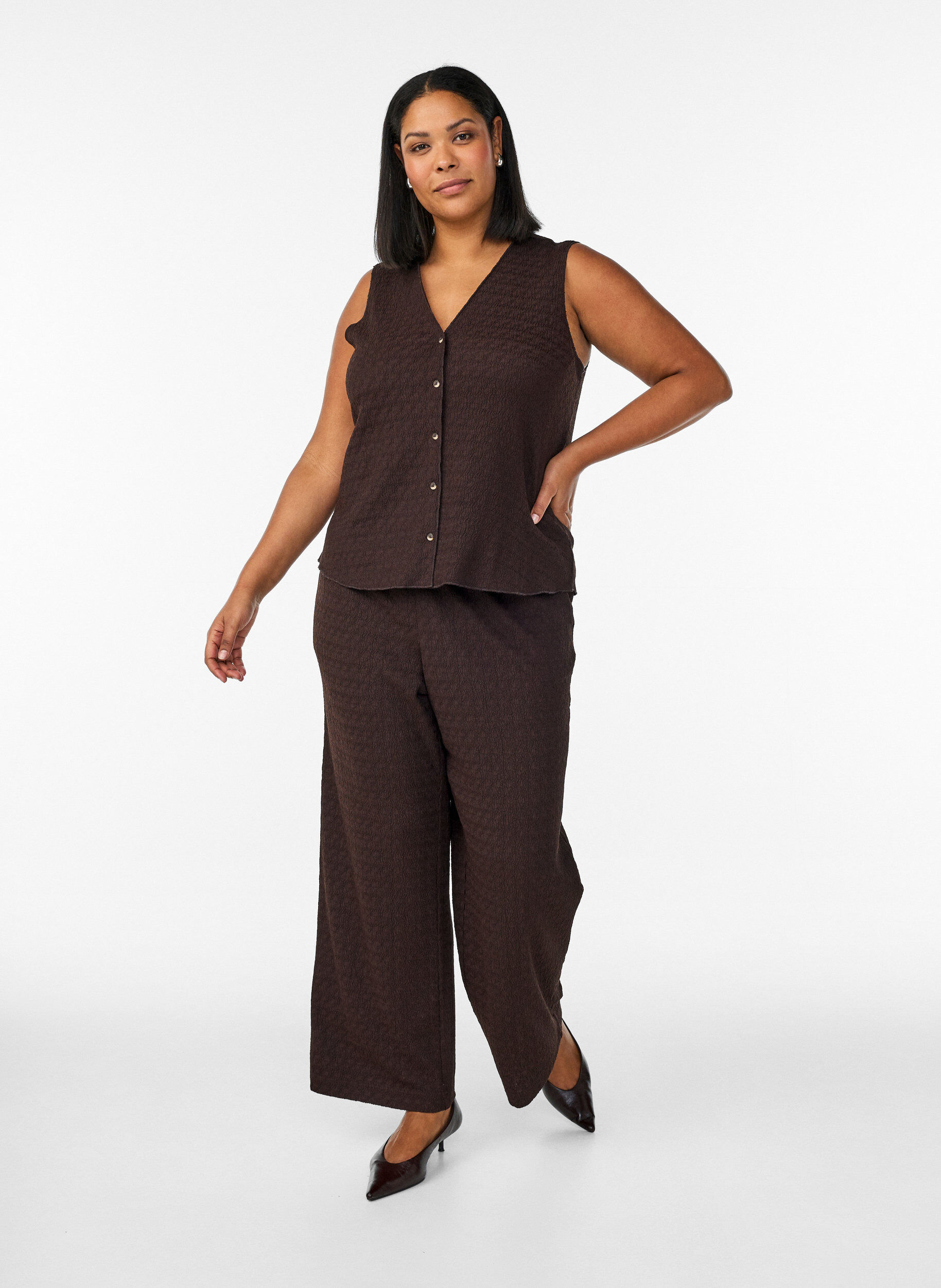 Zizzi&Auml;rmelloses Top mit welliger Struktur und Knopfverschluss, Braun, Model image number 1