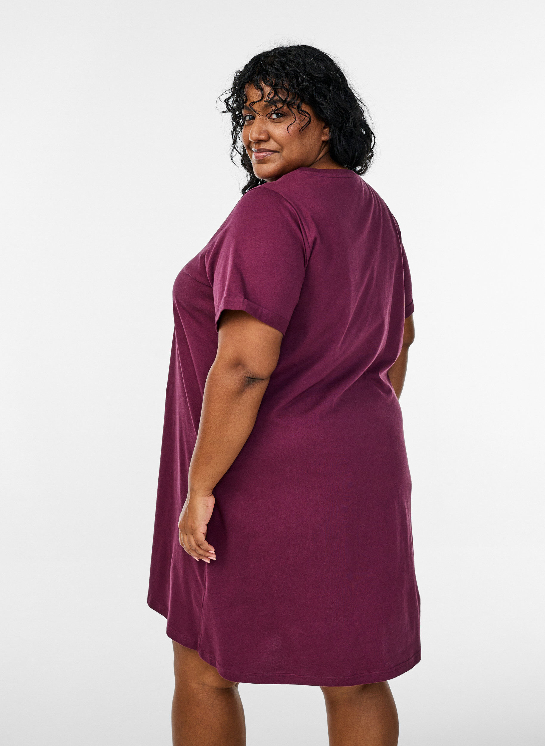 ZizziKurz&auml;rmeliges Nachthemd aus Bio-Baumwolle, Dunkles Bordeaux, Model image number 2