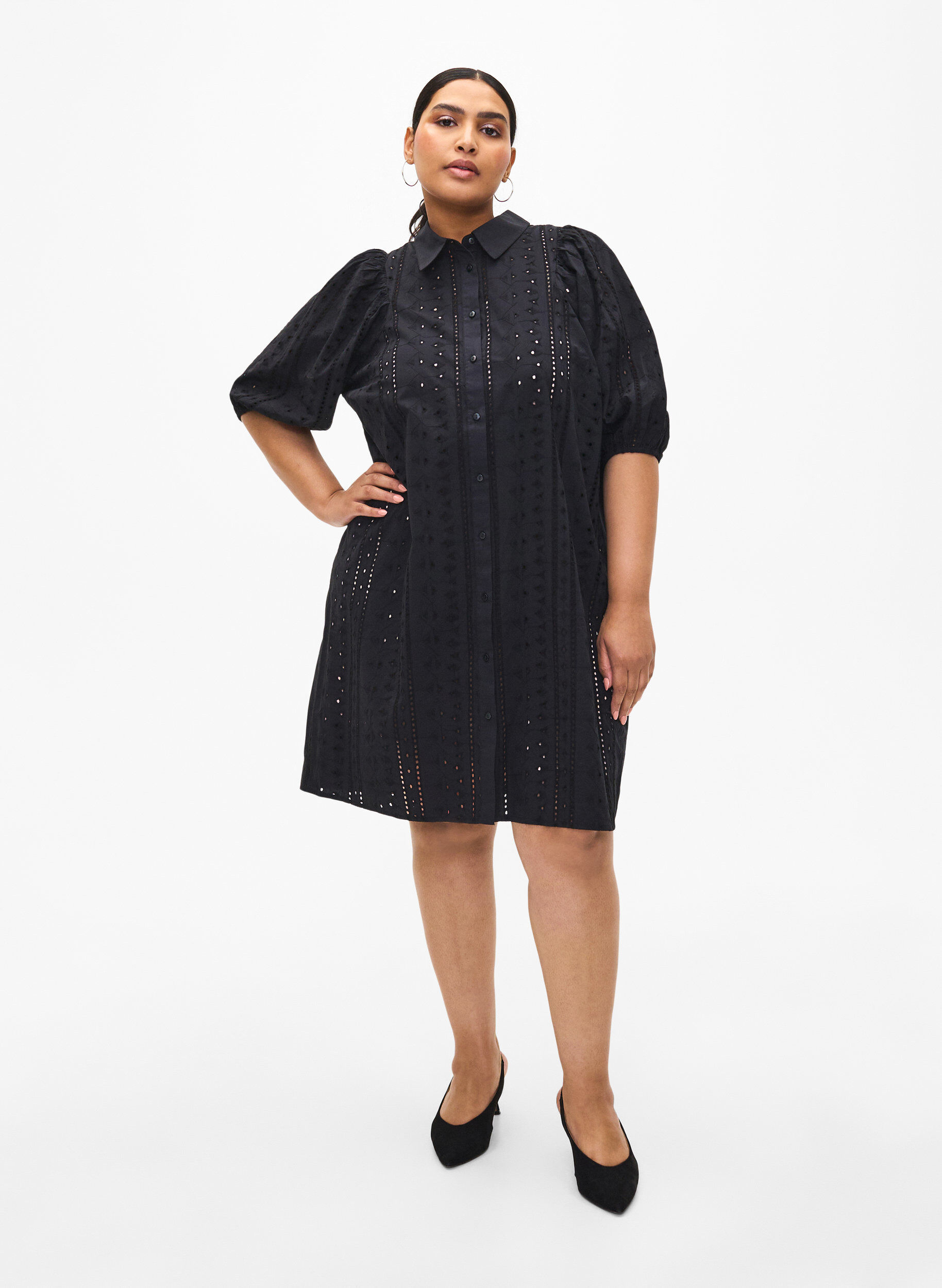 Zizzi Hemdkleid aus Baumwolle mit Lochstickerei, Black, Model image number 2