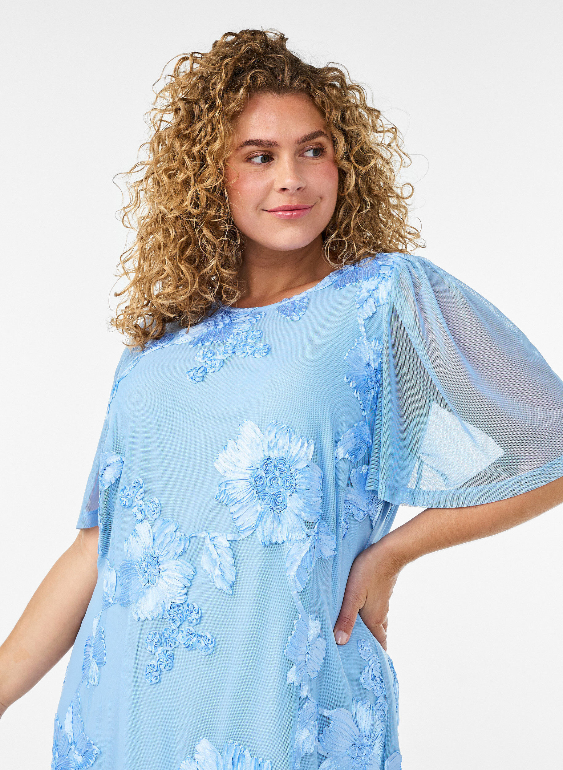 ZizziMesh-Kleid mit floralen Applikationen, Blau, Model image number 2
