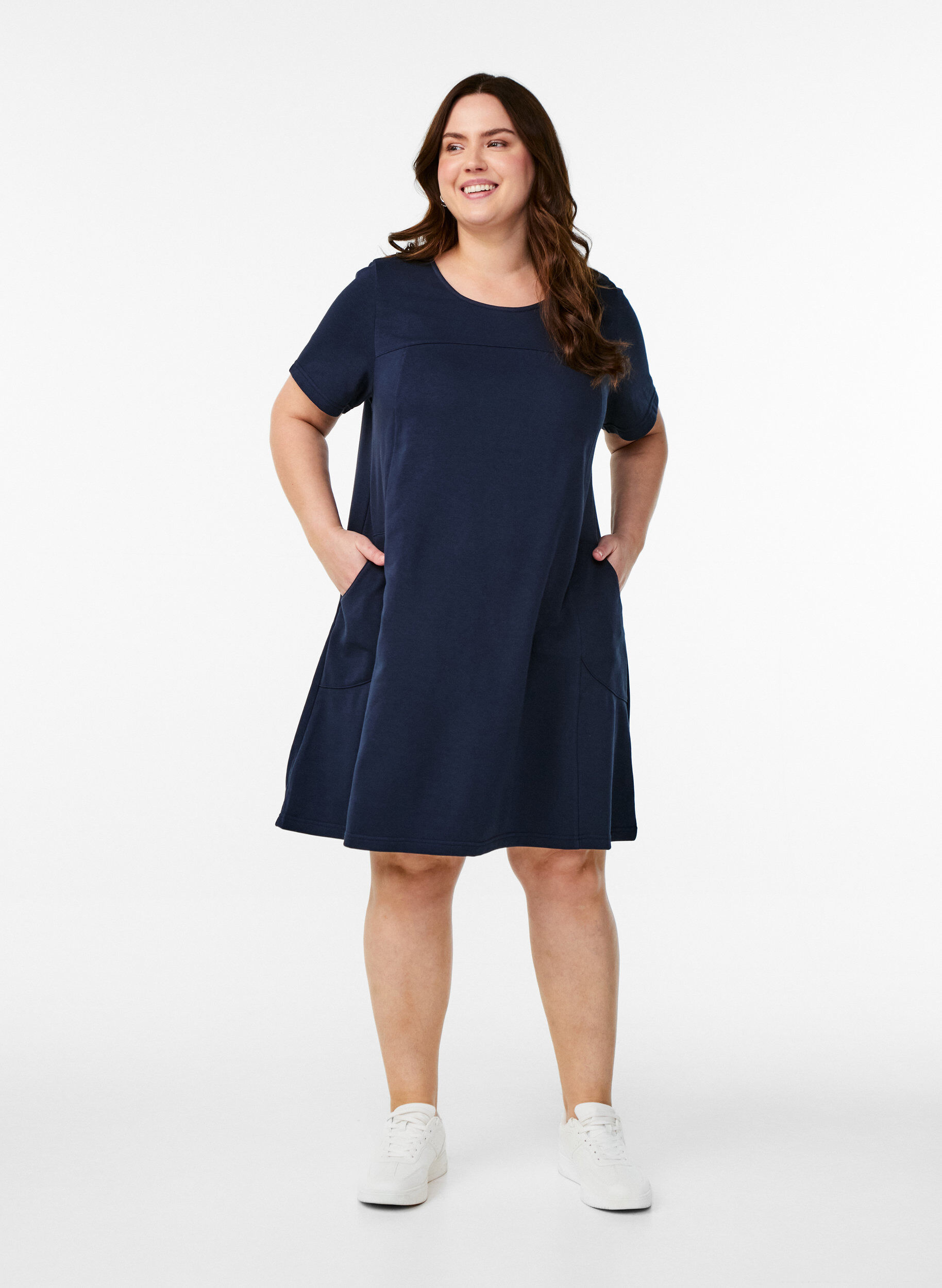 Zizzi Jerseykleid mit kurzen &Auml;rmeln und Taschen, Blau, Model image number 1