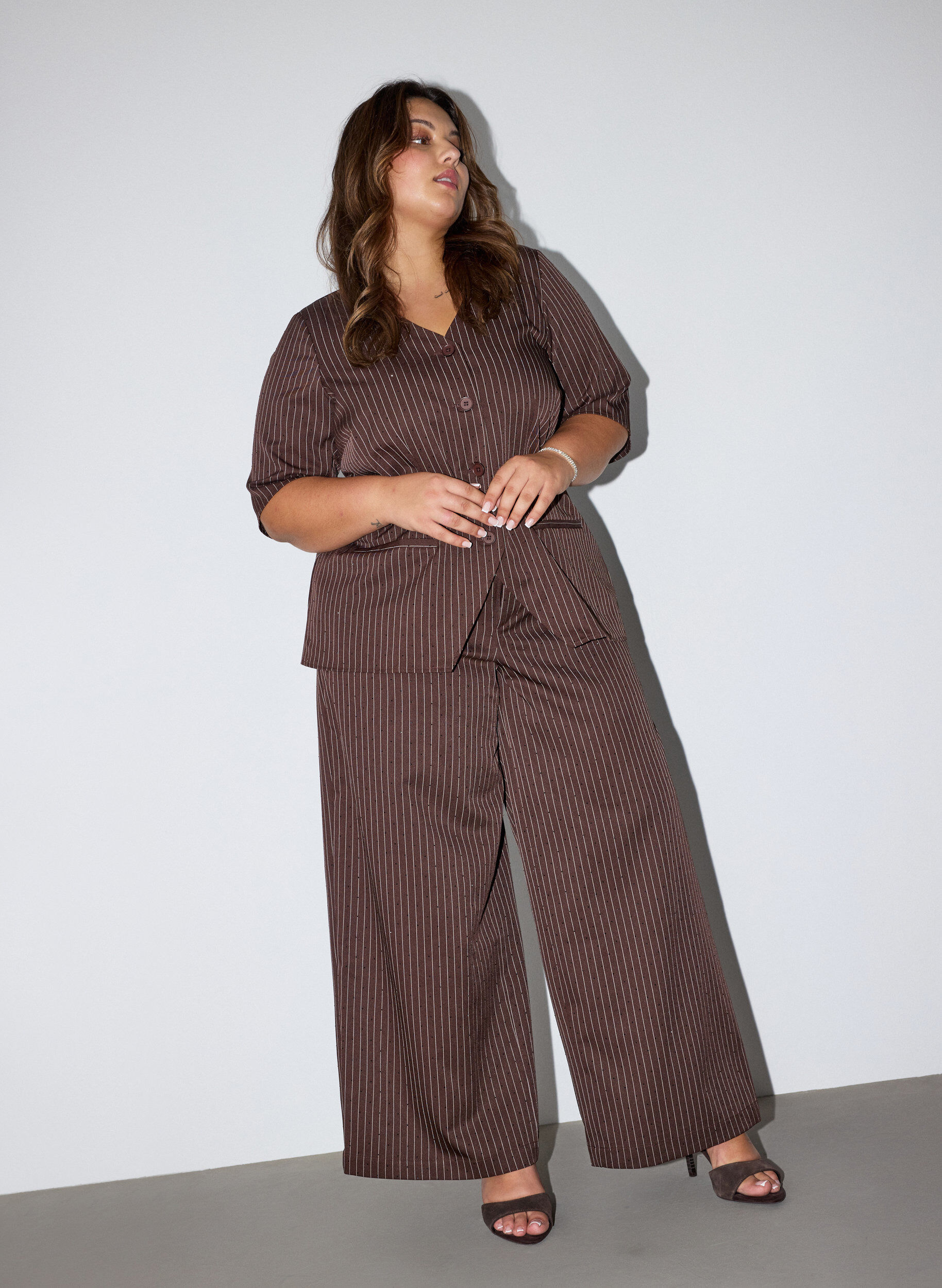 Nadelstreifenhose mit Strasssteinen und weitem Bein, Braun, Model