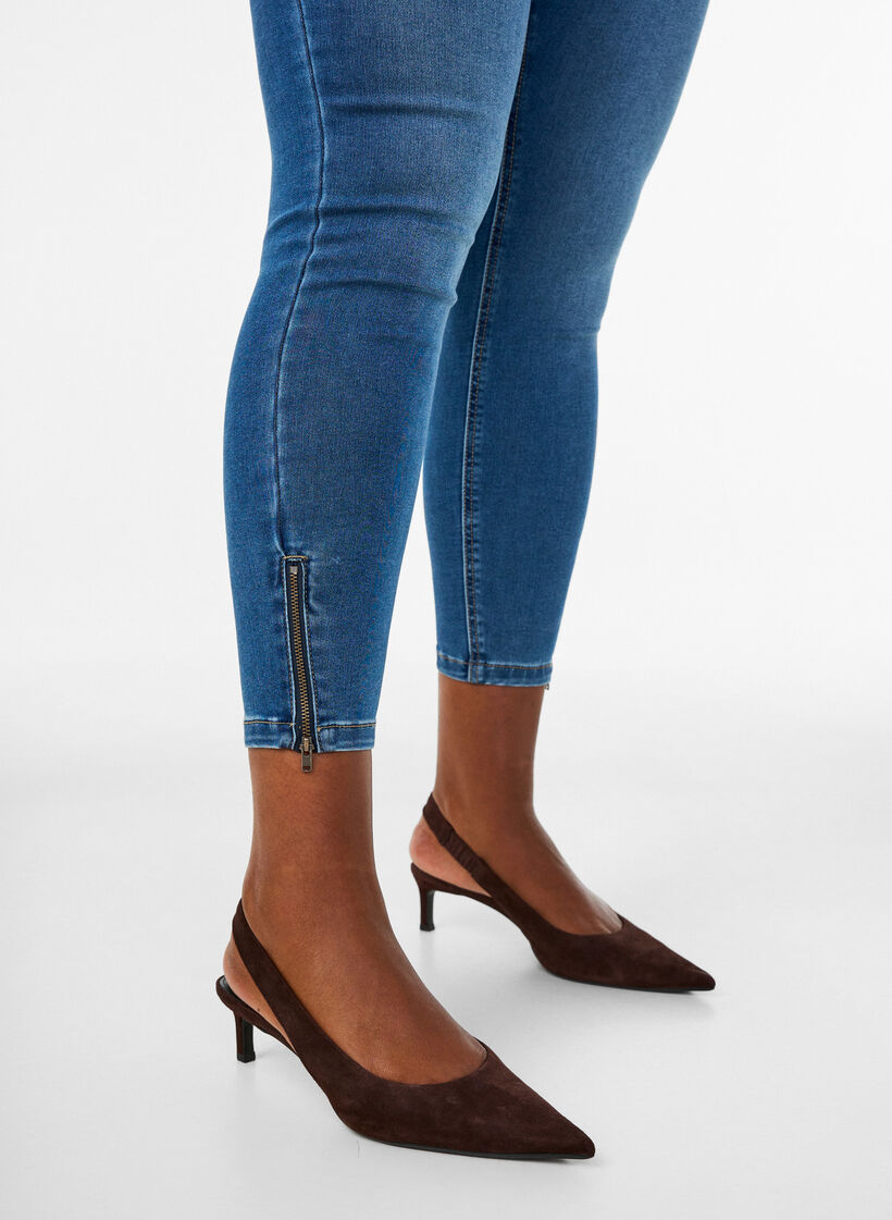 Kurze Amy Jeans mit Rei&szlig;verschlussdetail., Blau, Model image number 4