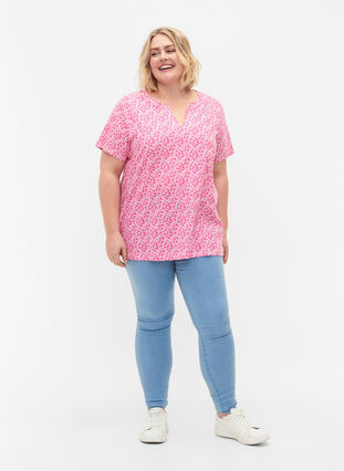 Florales T-Shirt aus Baumwolle mit V-Ausschnitt, Shocking Pink AOP, Model image number 2