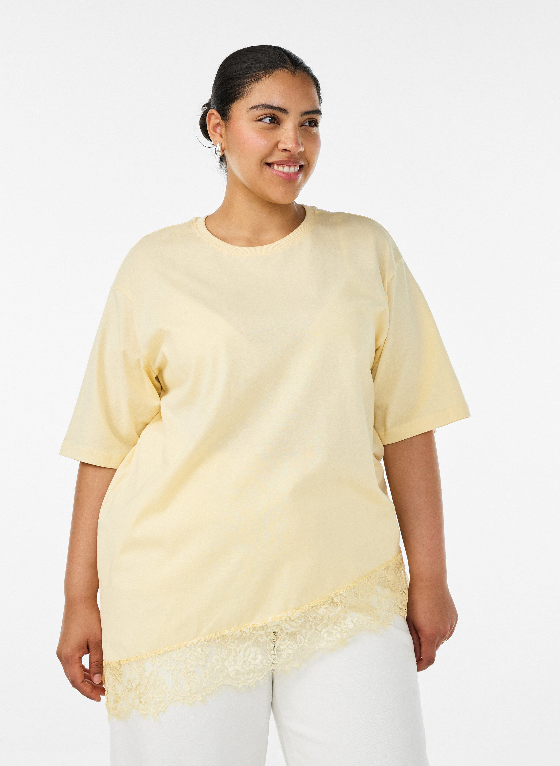 T-Shirt mit asymmetrischem Spitzensaum, Gelb, Model