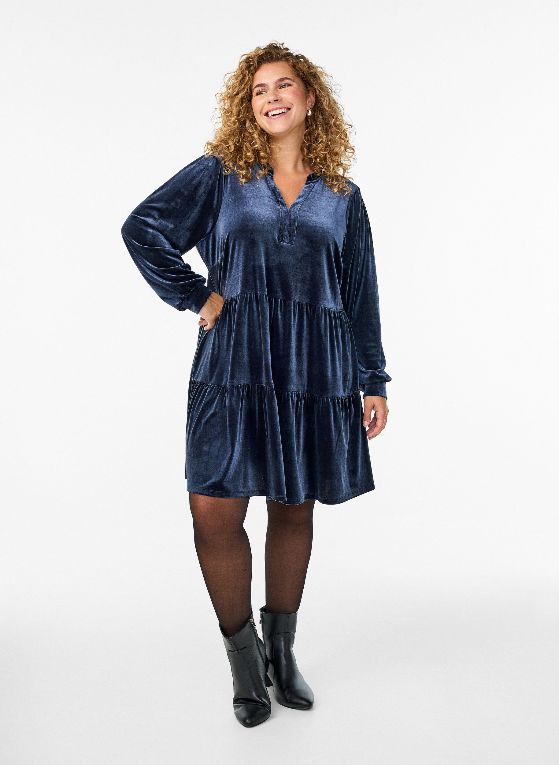 Zizzi Kurzes Kleid aus Velours mit R&uuml;schenkragen und langen &Auml;rmeln, Blau, Model image number 1