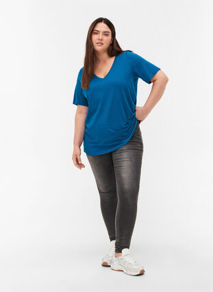 T-Shirt aus Bio-Baumwolle mit V-Ausschnitt, Maroccan Blue, Model image number 2