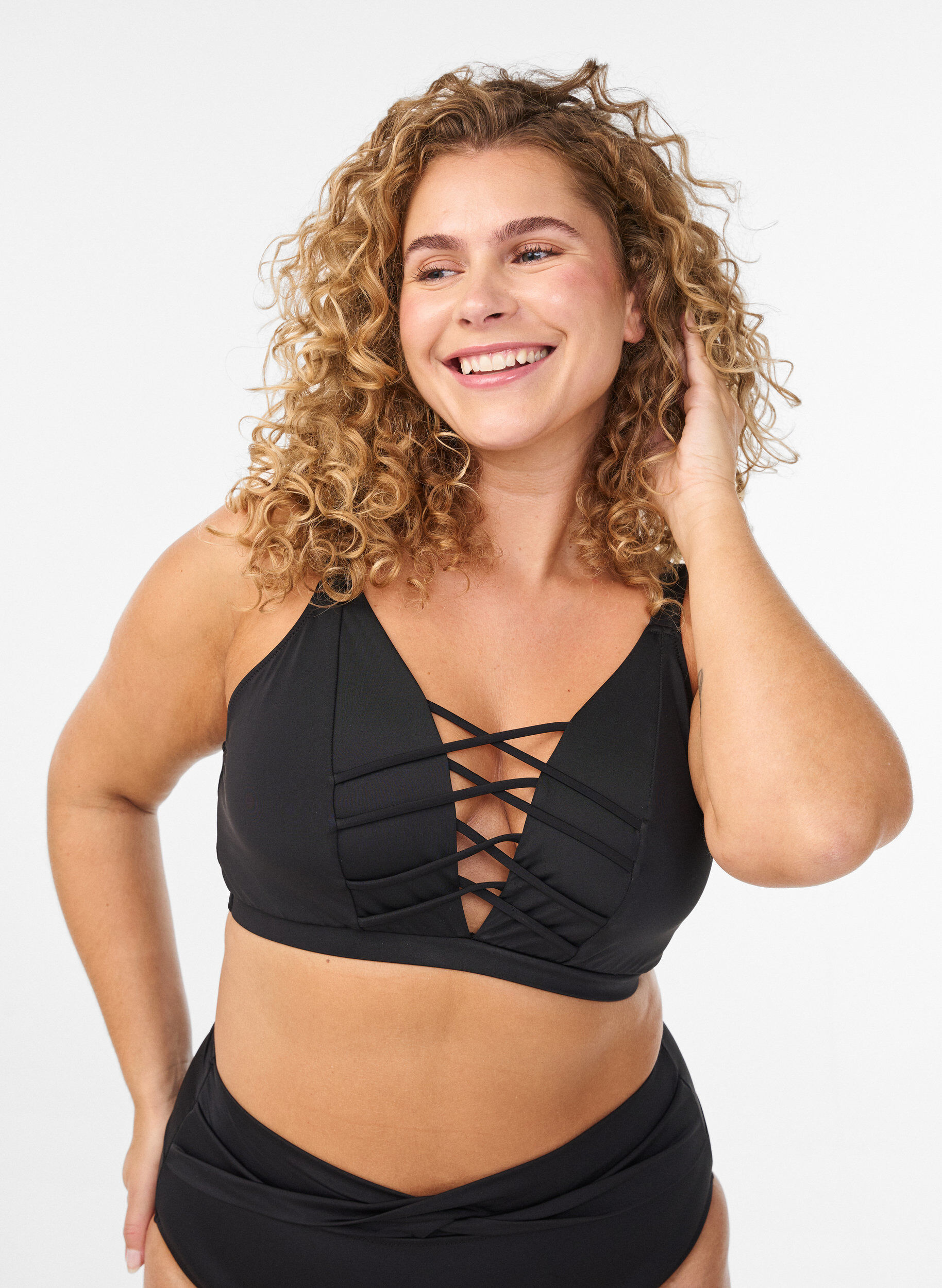 Bikini-Top mit B&auml;nderdetail, Schwarz, Model