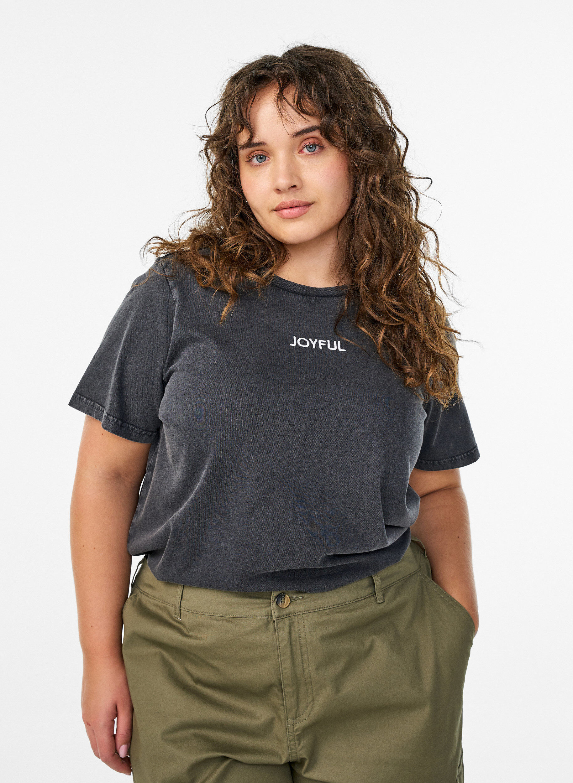 T-Shirt aus Bio-Baumwolle mit R&uuml;ckenprint, Grau, Model