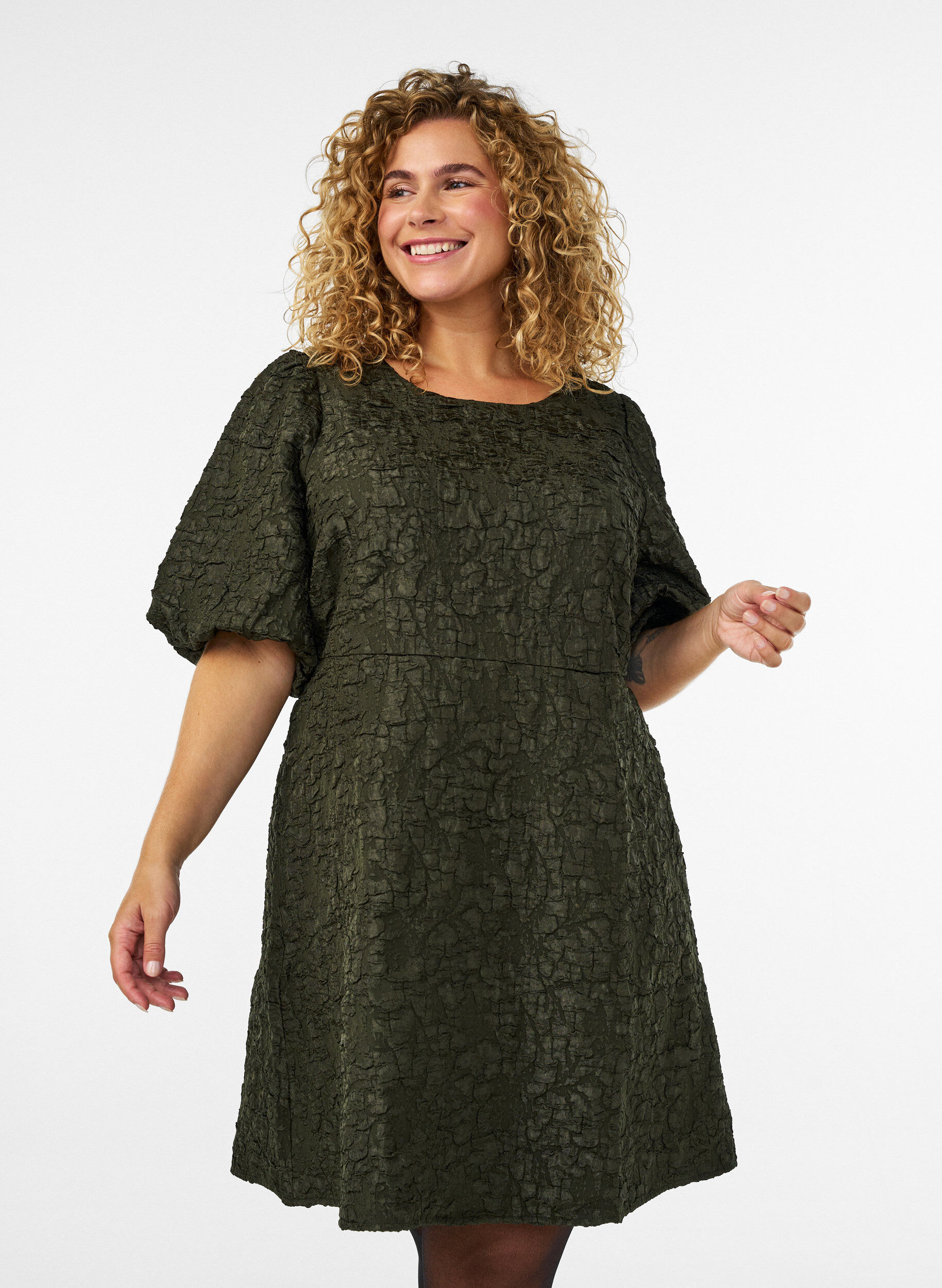 Kleid aus Jacquard mit Puff&auml;rmeln und A-Linie, Gr&uuml;n, Model