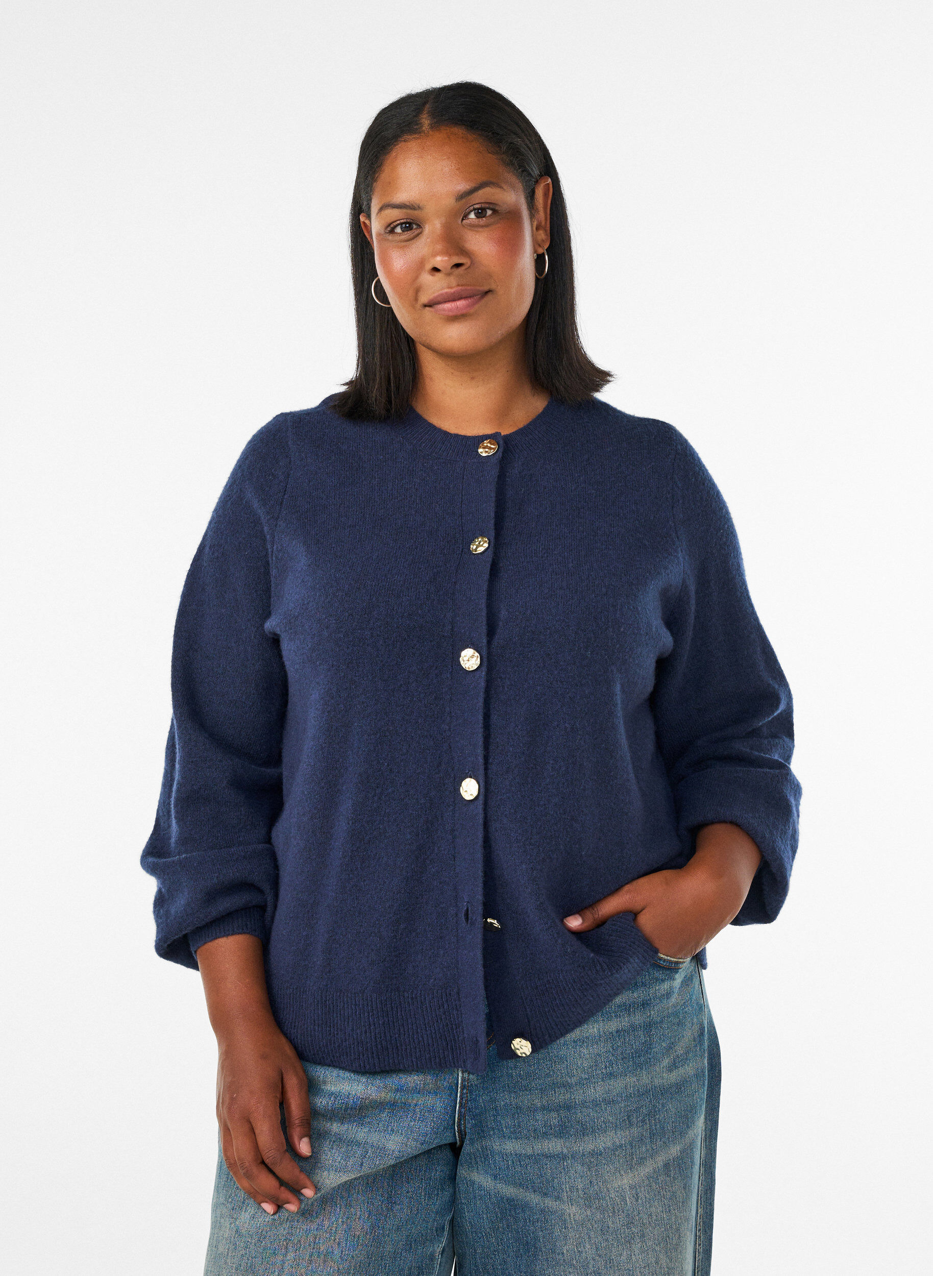 Strickjacke aus weichem Strick mit goldfarbenen Kn&ouml;pfen, Blau, Model
