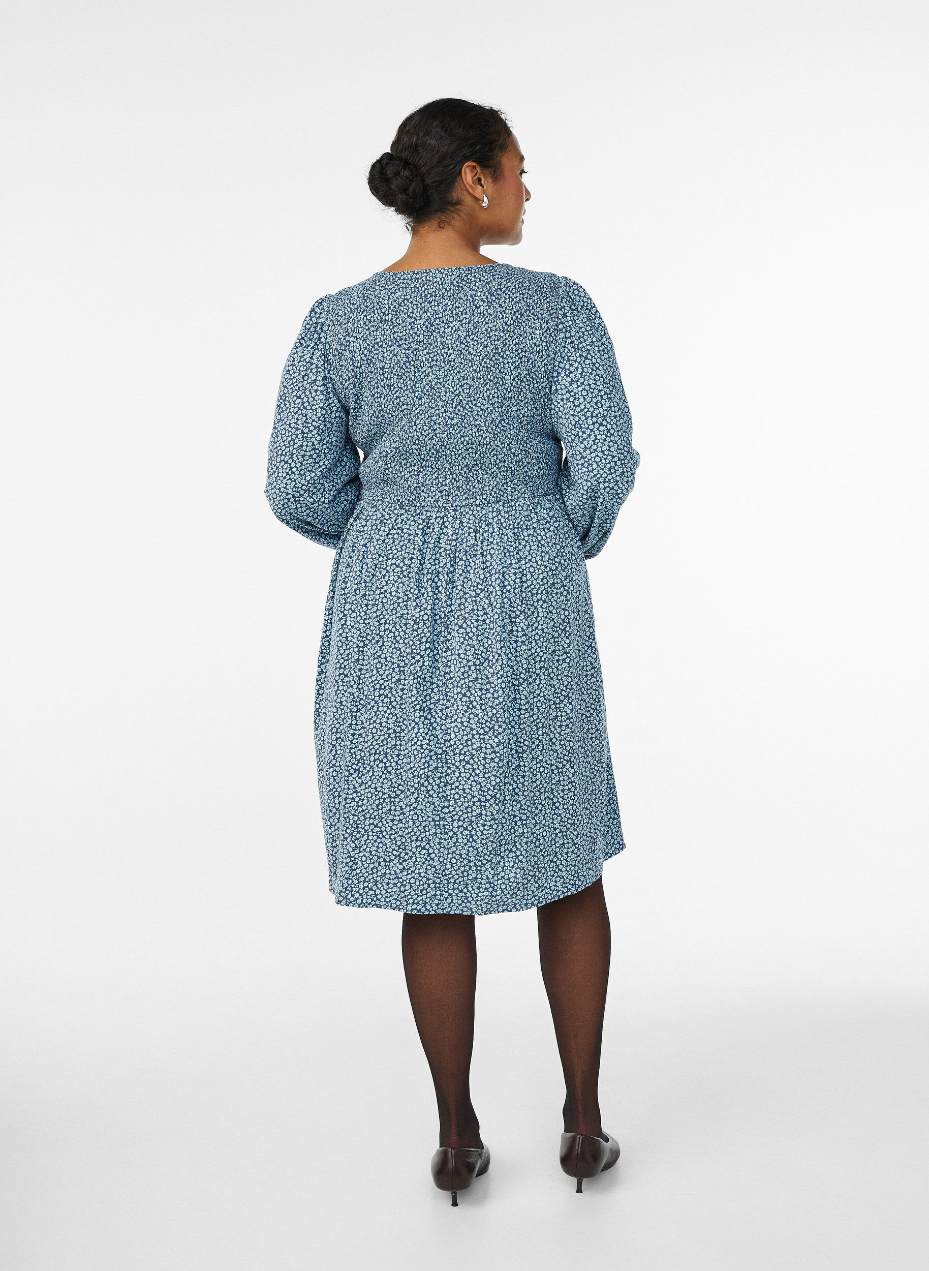 Zizzi Kleid mit gesmoktem Oberteil und kleingebl&uuml;mtem Muster, Blau, Model image number 2