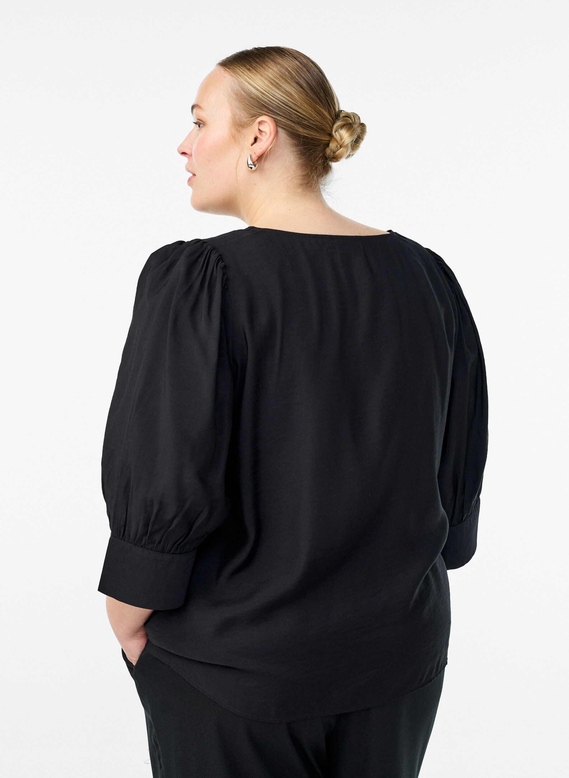 Zizzi Bluse mit V-Ausschnitt und 3/4-&Auml;rmeln, Schwarz, Model image number 2