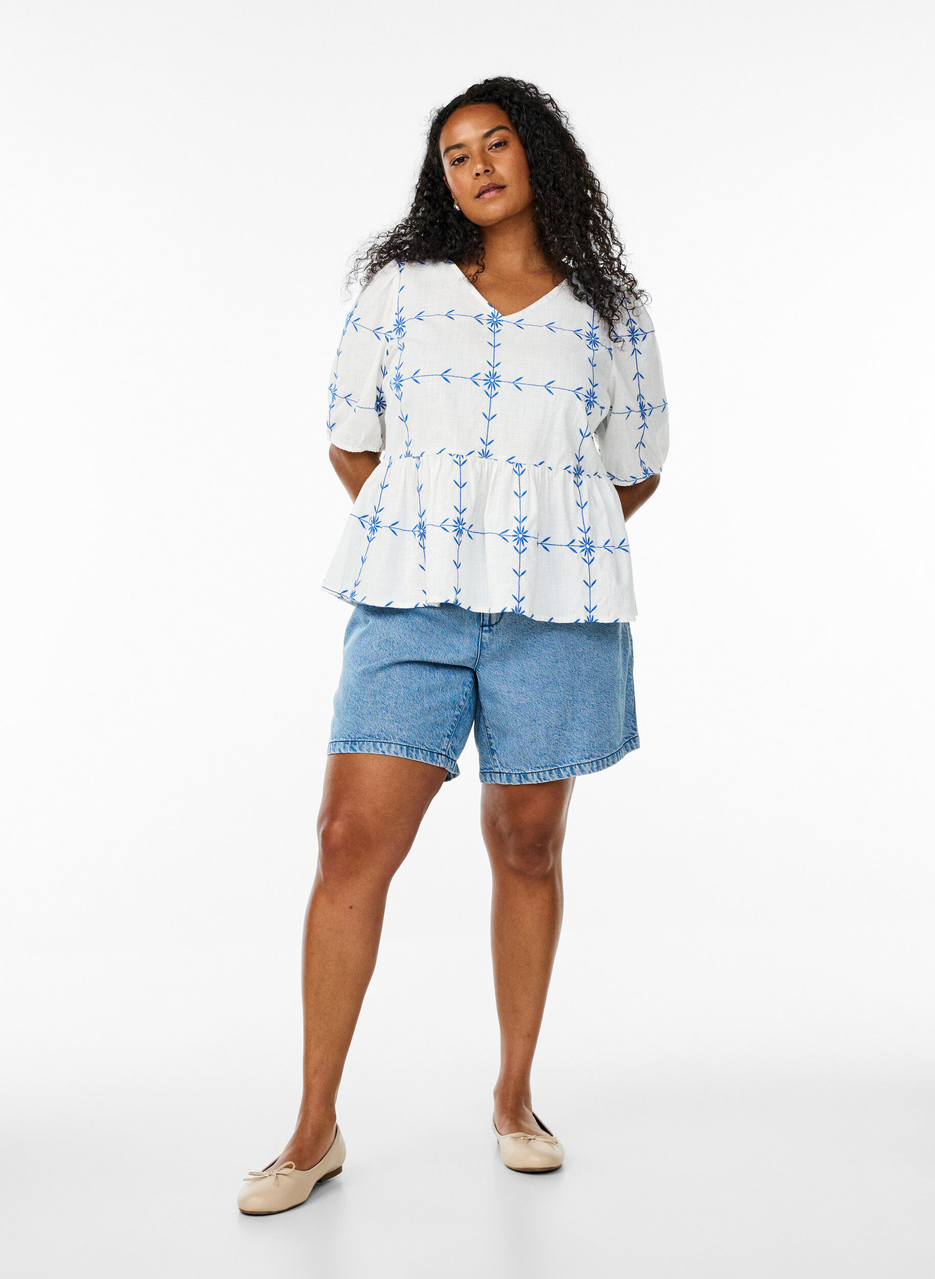 Zizzi Kurze Bluse mit V-Ausschnitt und Stickerei, Wei&szlig;, Model image number 1