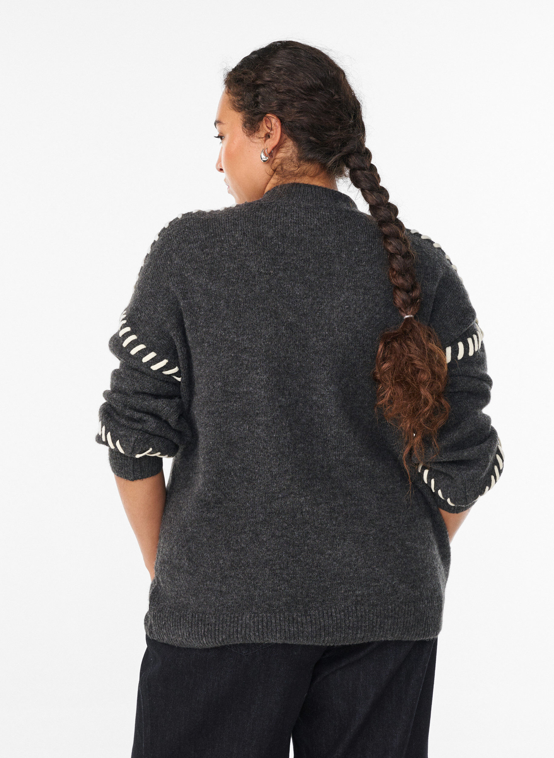 Zizzi Pullover mit Ziern&auml;hten, Grau, Model image number 2