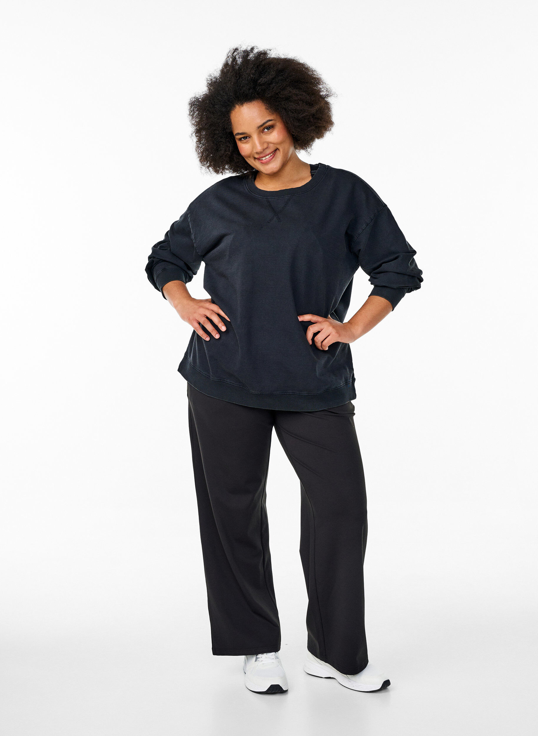 Zizzi Lockeres Sweatshirt im gewaschenen Look, Grau, Model image number 1