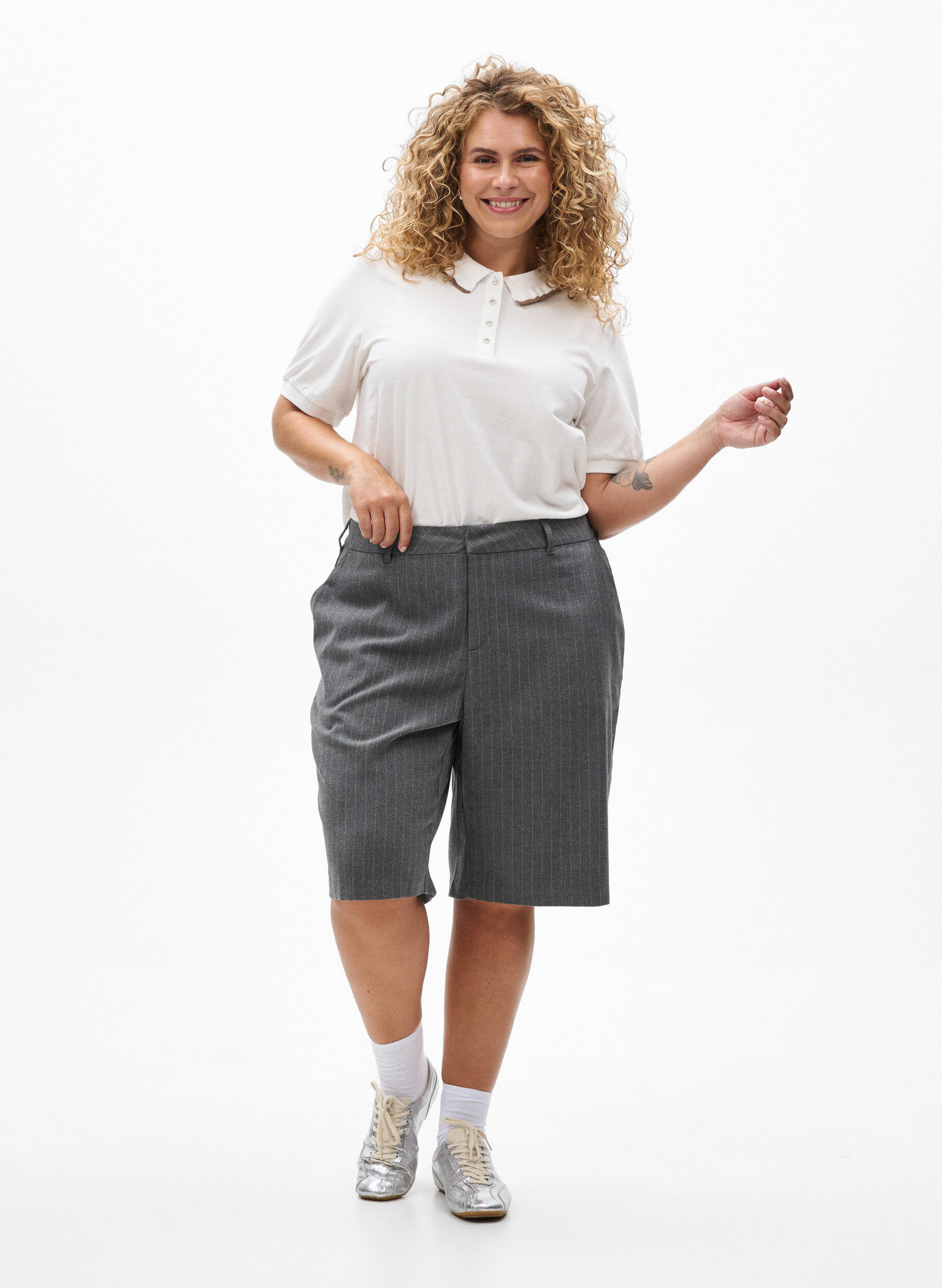 Zizzi Poloshirt mit Strasssteinen und R&uuml;schendetails, Vanille, Model image number 1