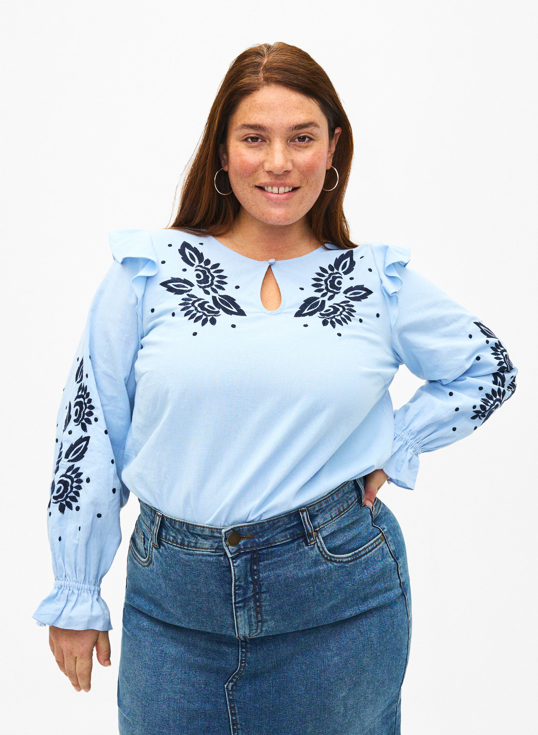 Zizzi Baumwollbluse mit Stickerei und R&uuml;schen, Blau, Model image number 0