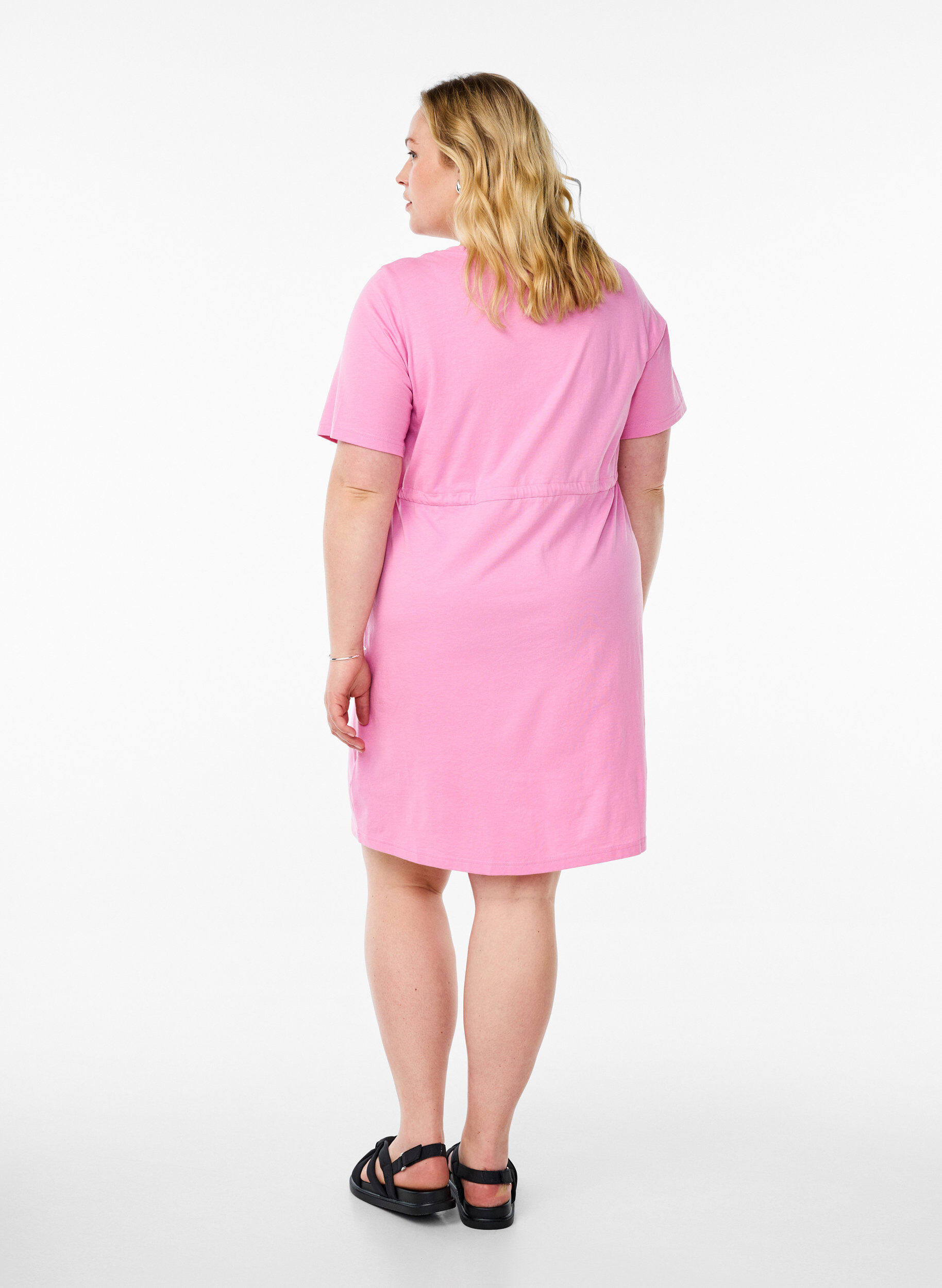 Zizzi FLASH &ndash; Kurzes T-Shirt-Kleid mit Bindeg&uuml;rtel, Pink, Model image number 2
