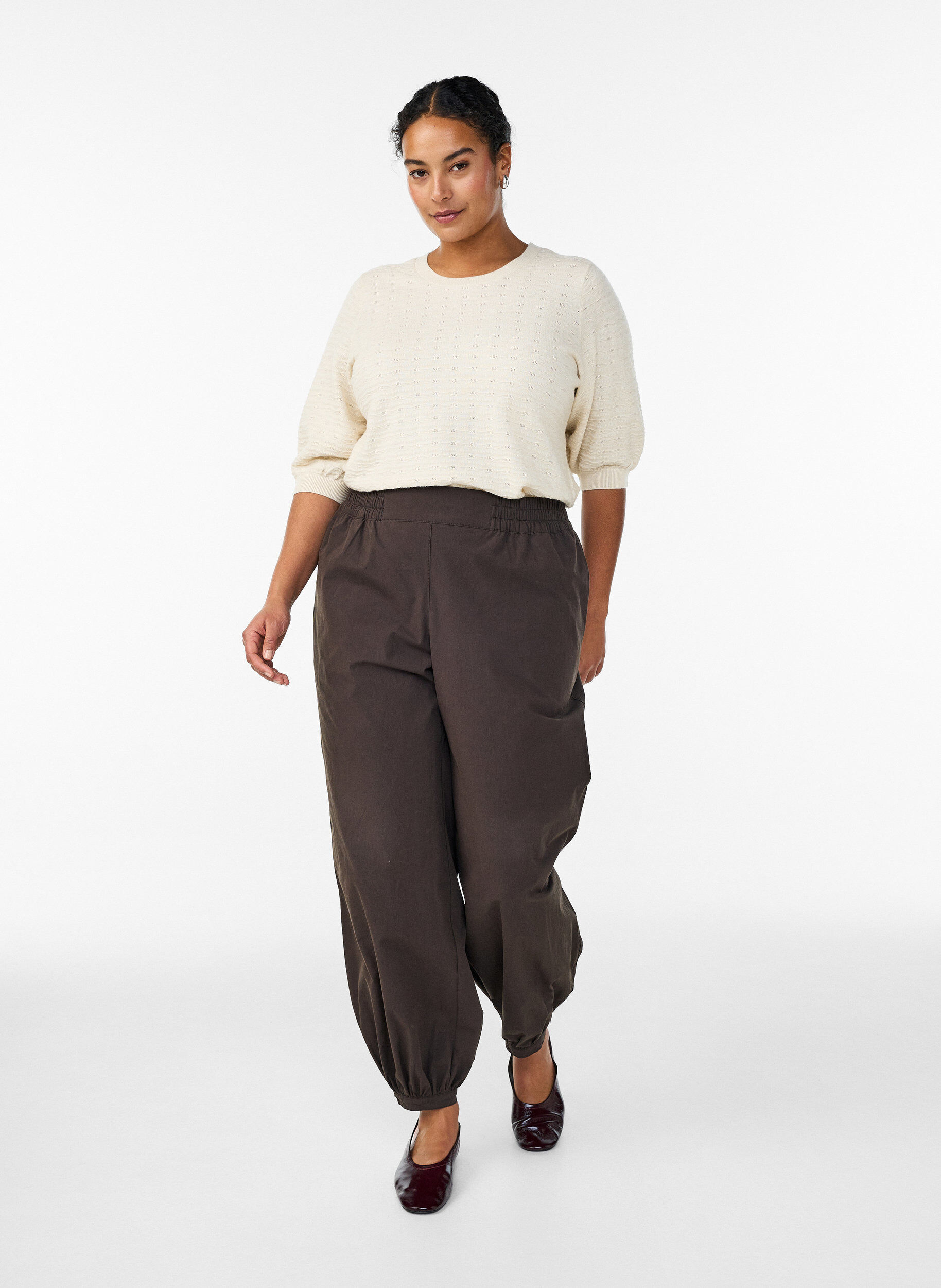 Zizzi Strickbluse mit Strukturmuster und kurzen &Auml;rmeln, Beige, Model image number 1