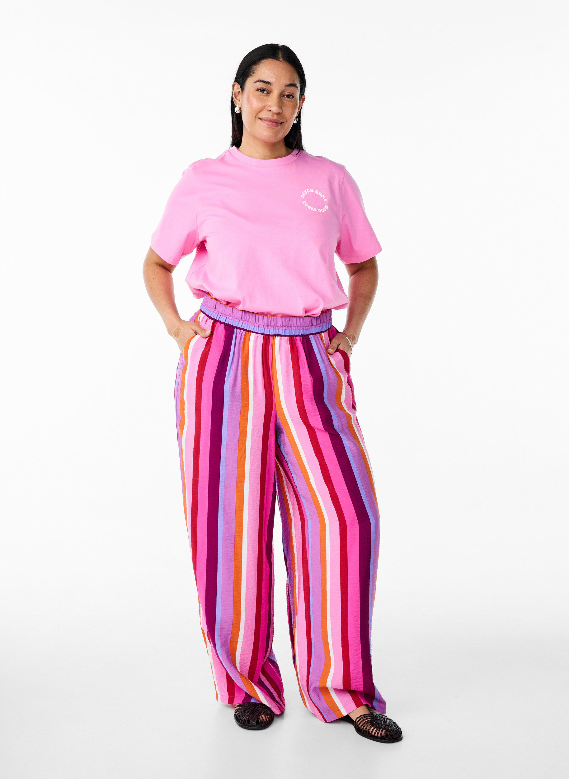 Zizzi T-Shirt aus Bio-Baumwolle mit Textmotiv, Pink, Model image number 1