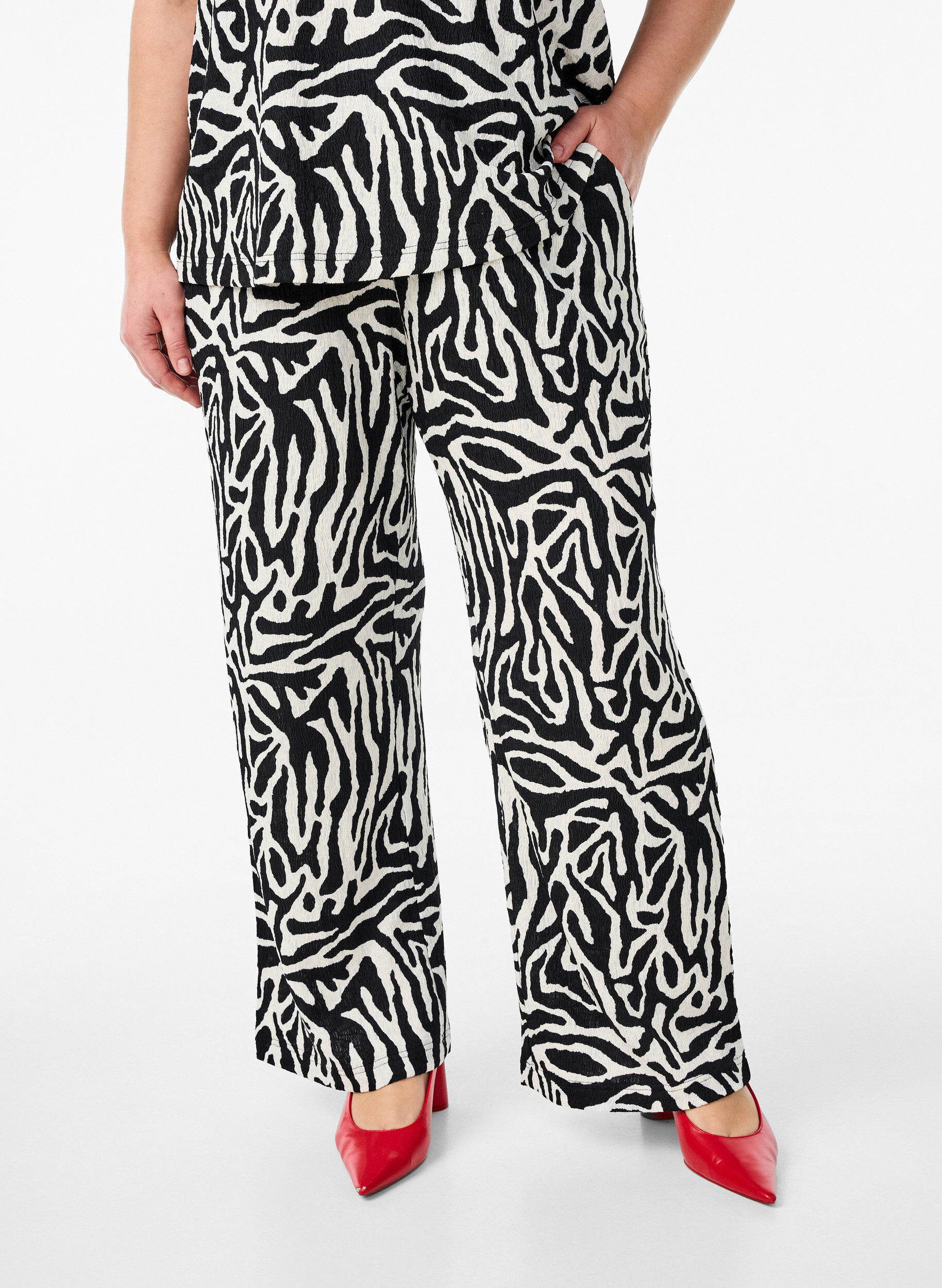 Zizzi Hose mit Zebraprint, Schwarz, Model image number 2