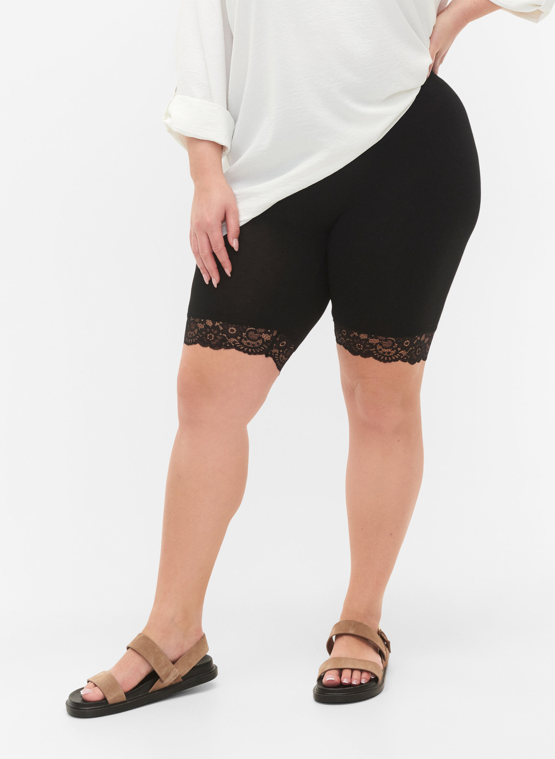 Fahrradshorts mit Spitzensaum, Schwarz, Model