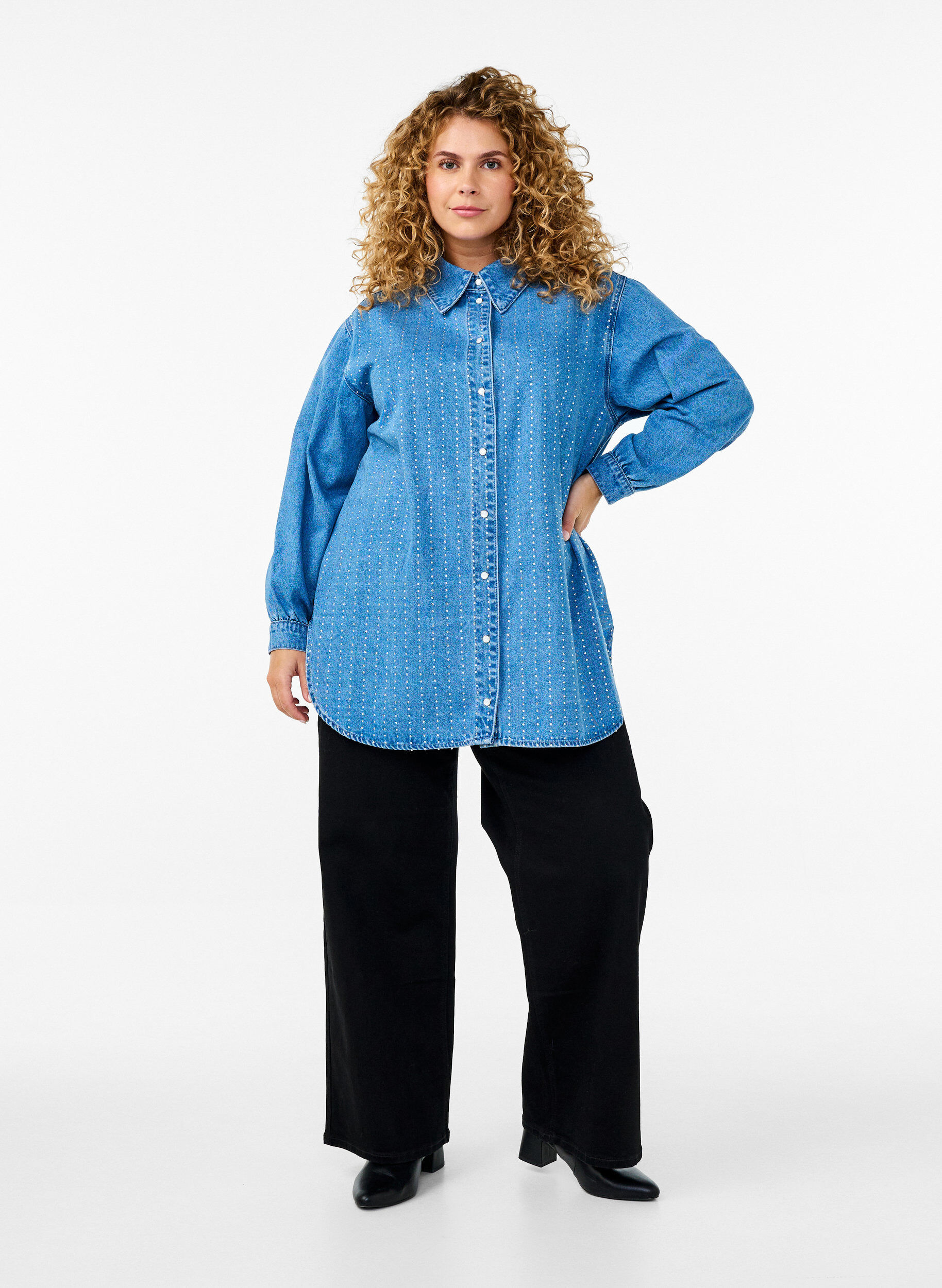 Zizzi Jeanshemd mit Strasssteinen, Light Blue Denim, Model image number 2