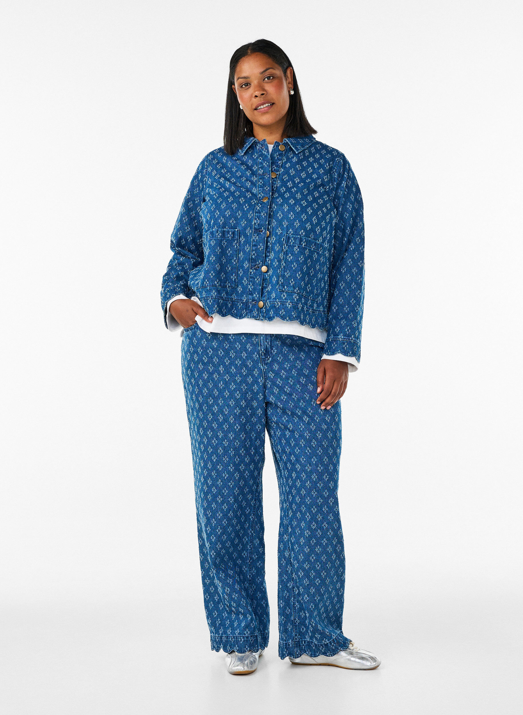 Myra Jeans mit weiter Passform und abgenutzter Optik, Blau, Model