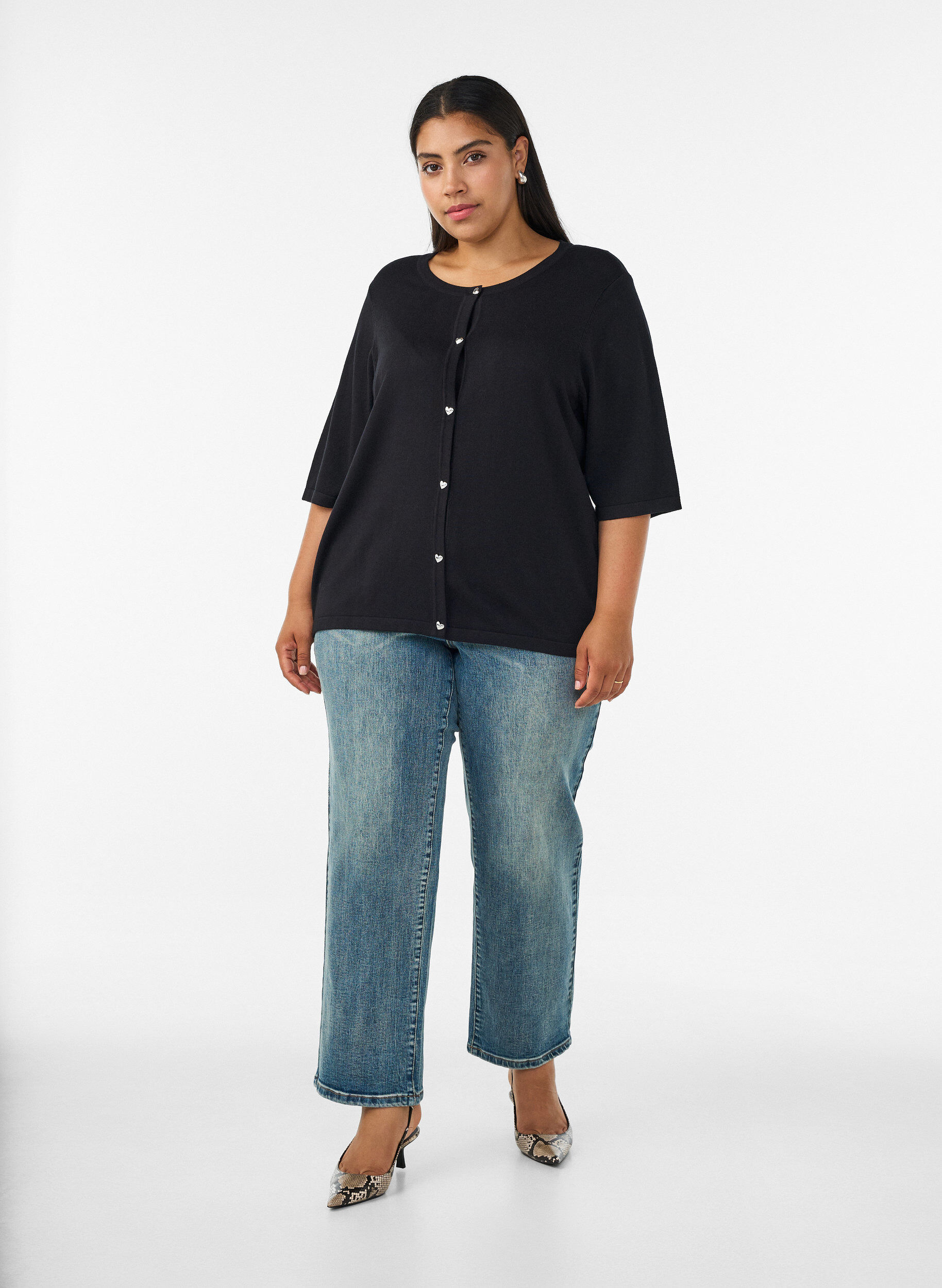 ZizziStrickjacke mit Herzkn&ouml;pfen und kurzen &Auml;rmeln, Schwarz, Model image number 1