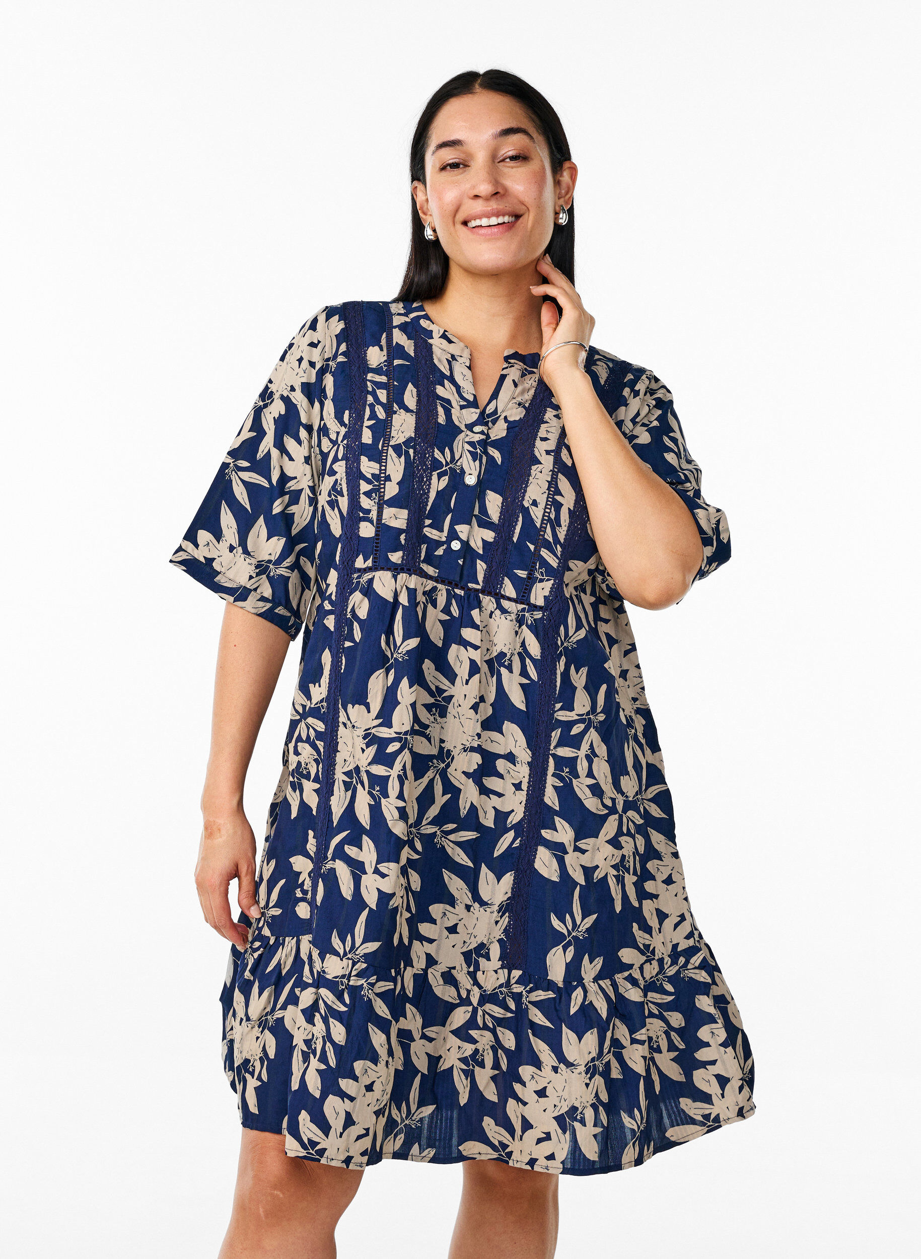 Kurzes Viskosekleid mit Spitzenbesatz und A-Linien-Schnitt, Blau, Model