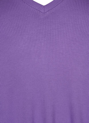 Geripptes T-Shirt aus Viskose mit V-Ausschnitt., Deep Lavender, Packshot image number 2