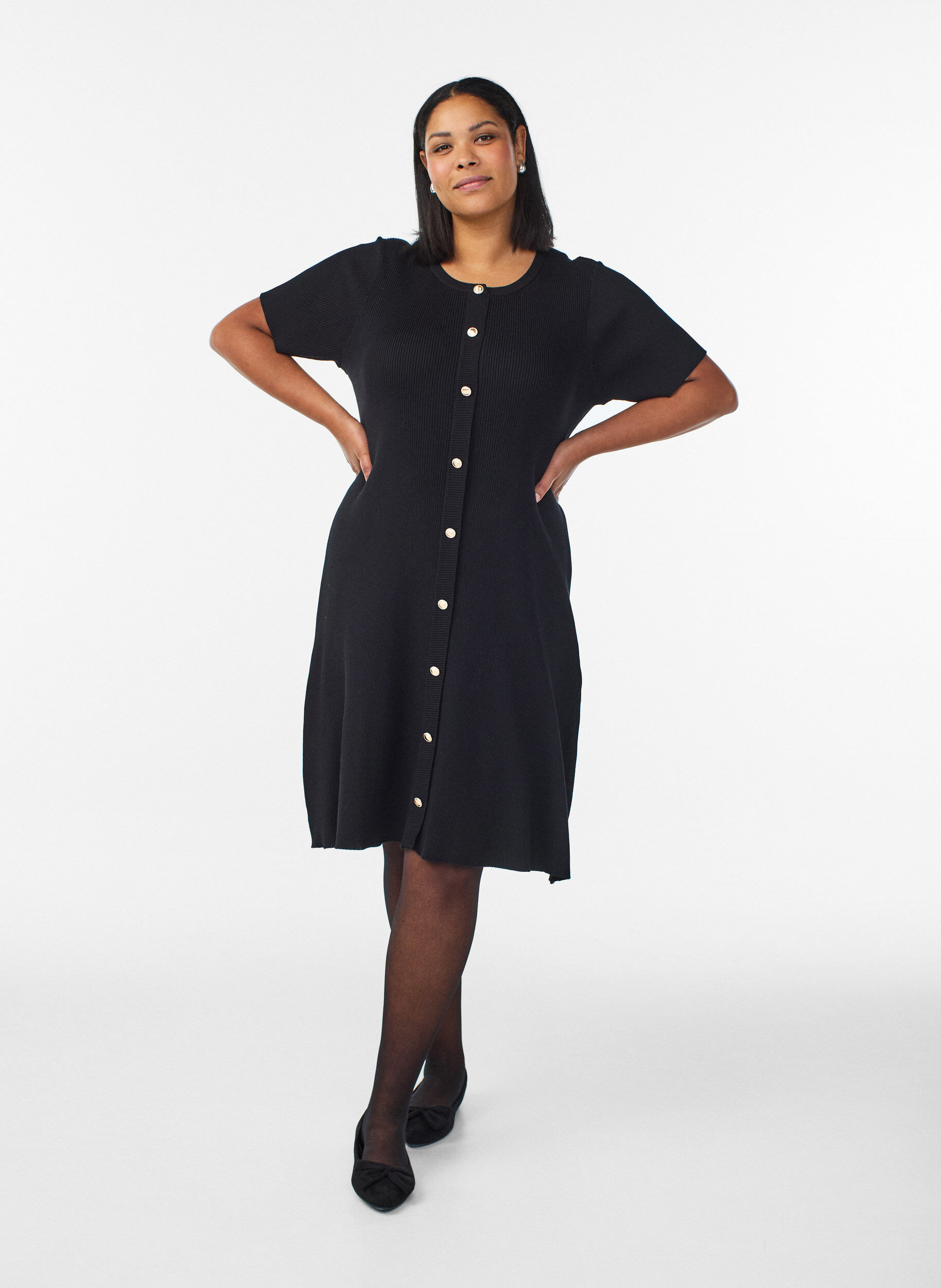 Zizzi Geripptes Kleid mit Zierkn&ouml;pfen und kurzen &Auml;rmeln, Schwarz, Model image number 1