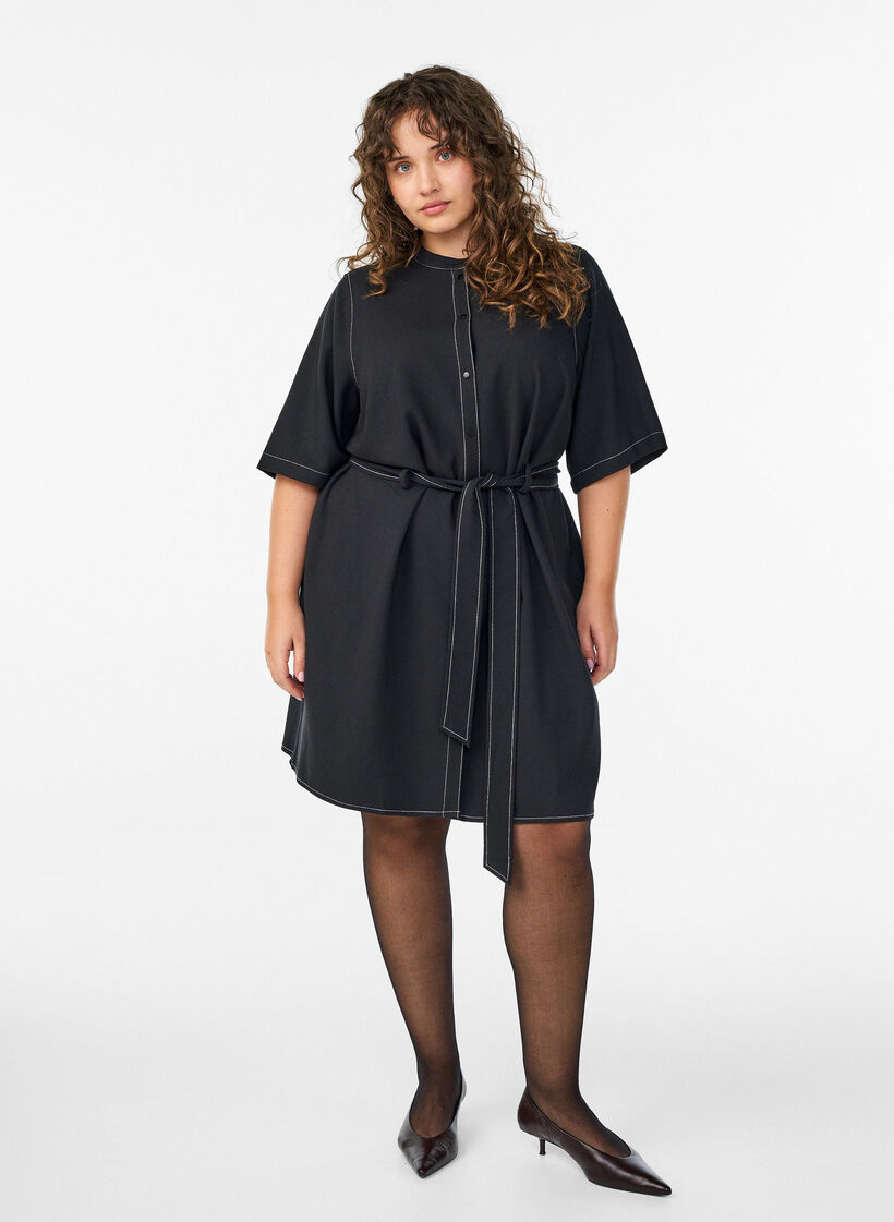Kurzes Hemdblusenkleid mit Kontrastn&auml;hten und Bindeg&uuml;rtel, Schwarz, Model