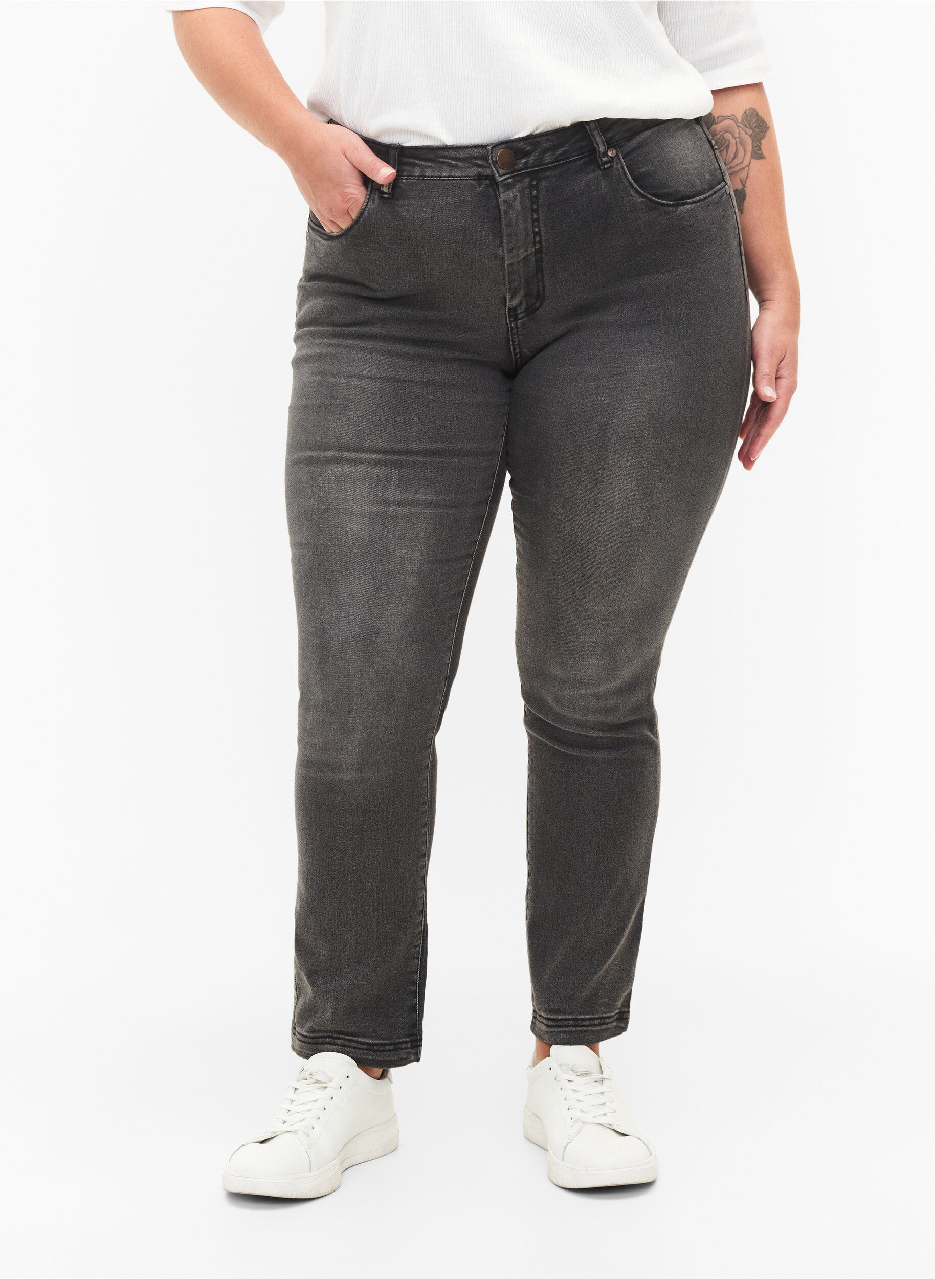 Zizzi Slim Fit Emily Jeans mit normaler Taillenh&ouml;he, Grau, Model image number 2