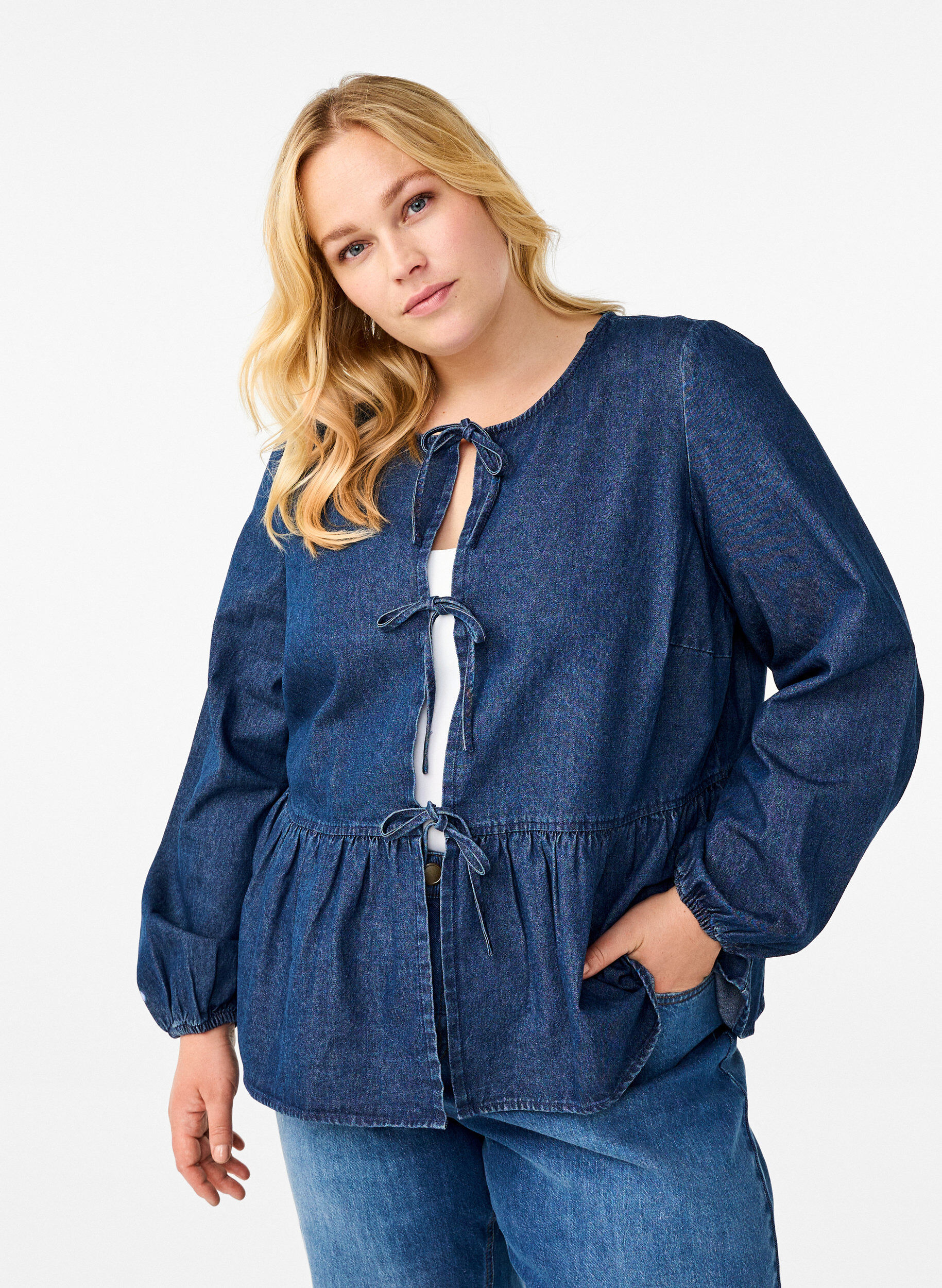 Zizzi Peplum-Bluse aus Denim mit Bindeverschluss, Blau, Model image number 0
