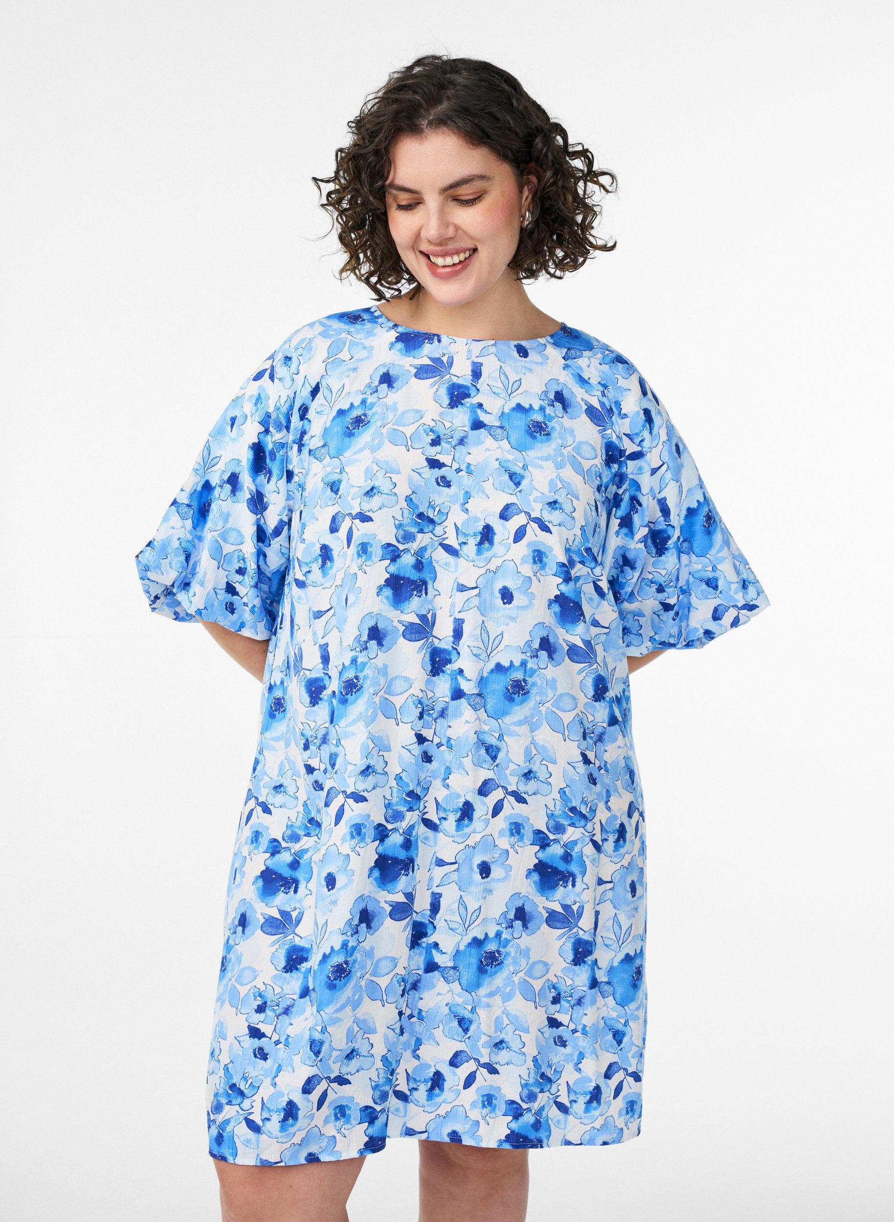 Kurzes Kleid aus Viskose mit Ballon&auml;rmeln, Blau, Model