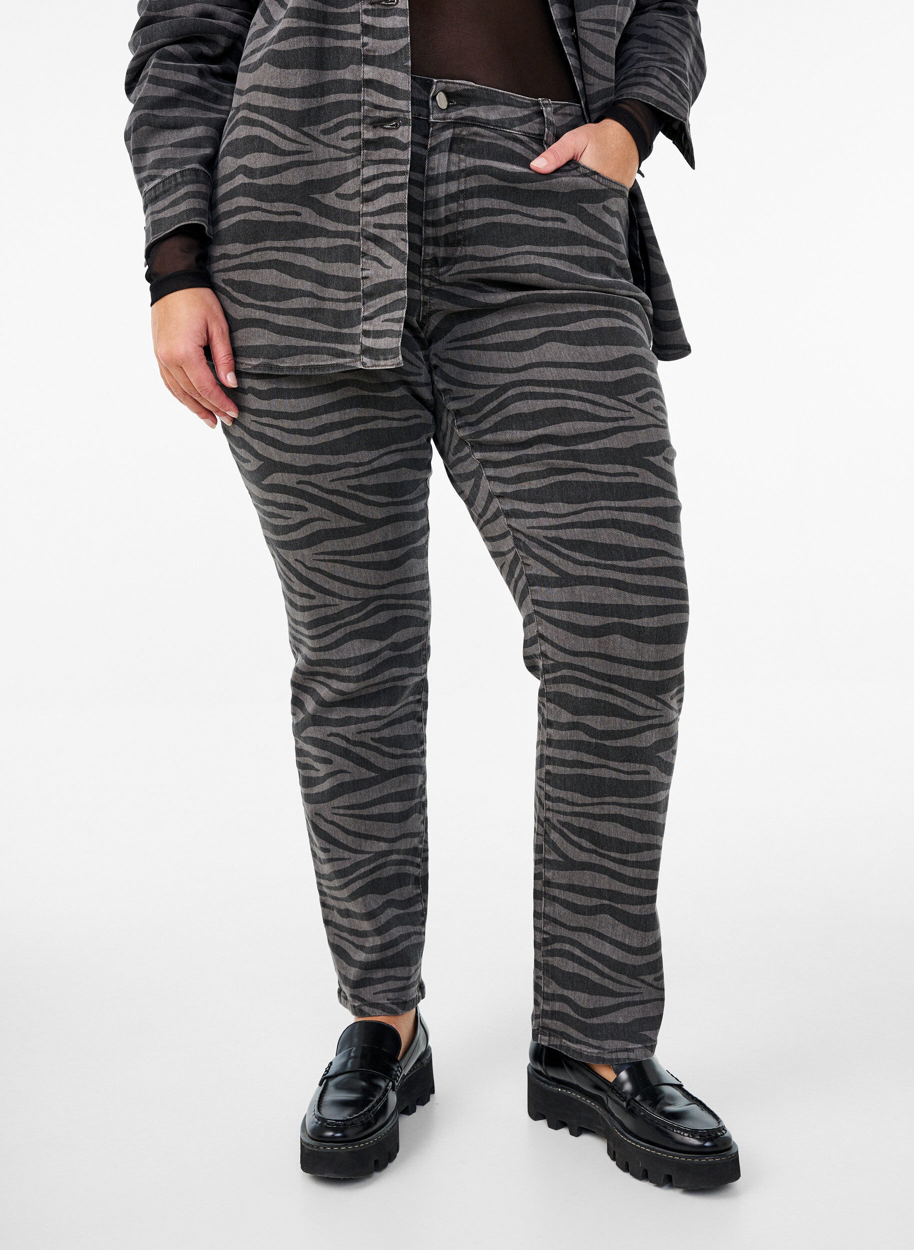 Zizzi Emily Jeans mit Zebraprint, Schwarz, Model image number 2