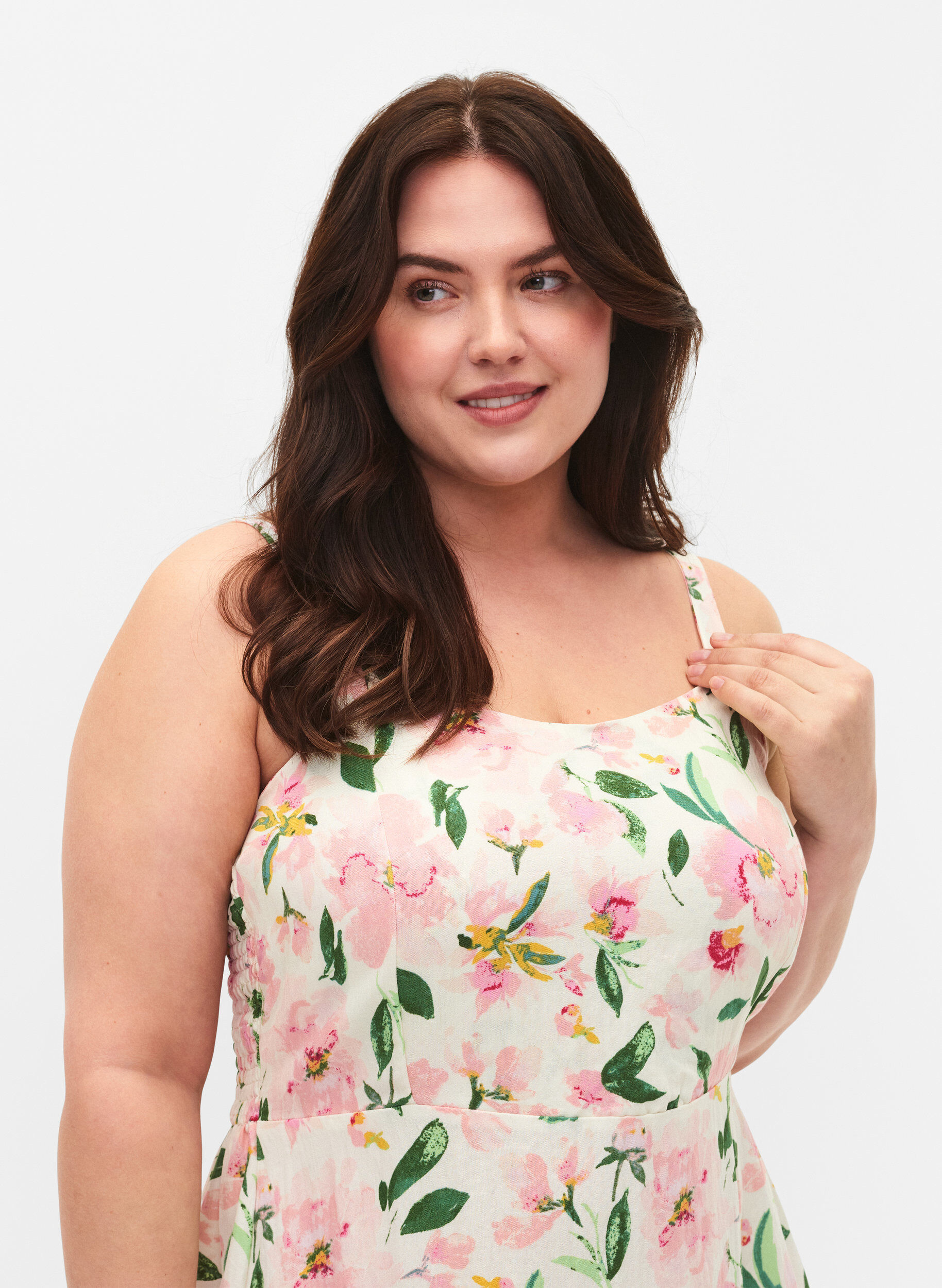 Zizzi Gebl&uuml;mtes Tr&auml;gerkleid aus Viskose mit Smok, Off White Flower, Model image number 2