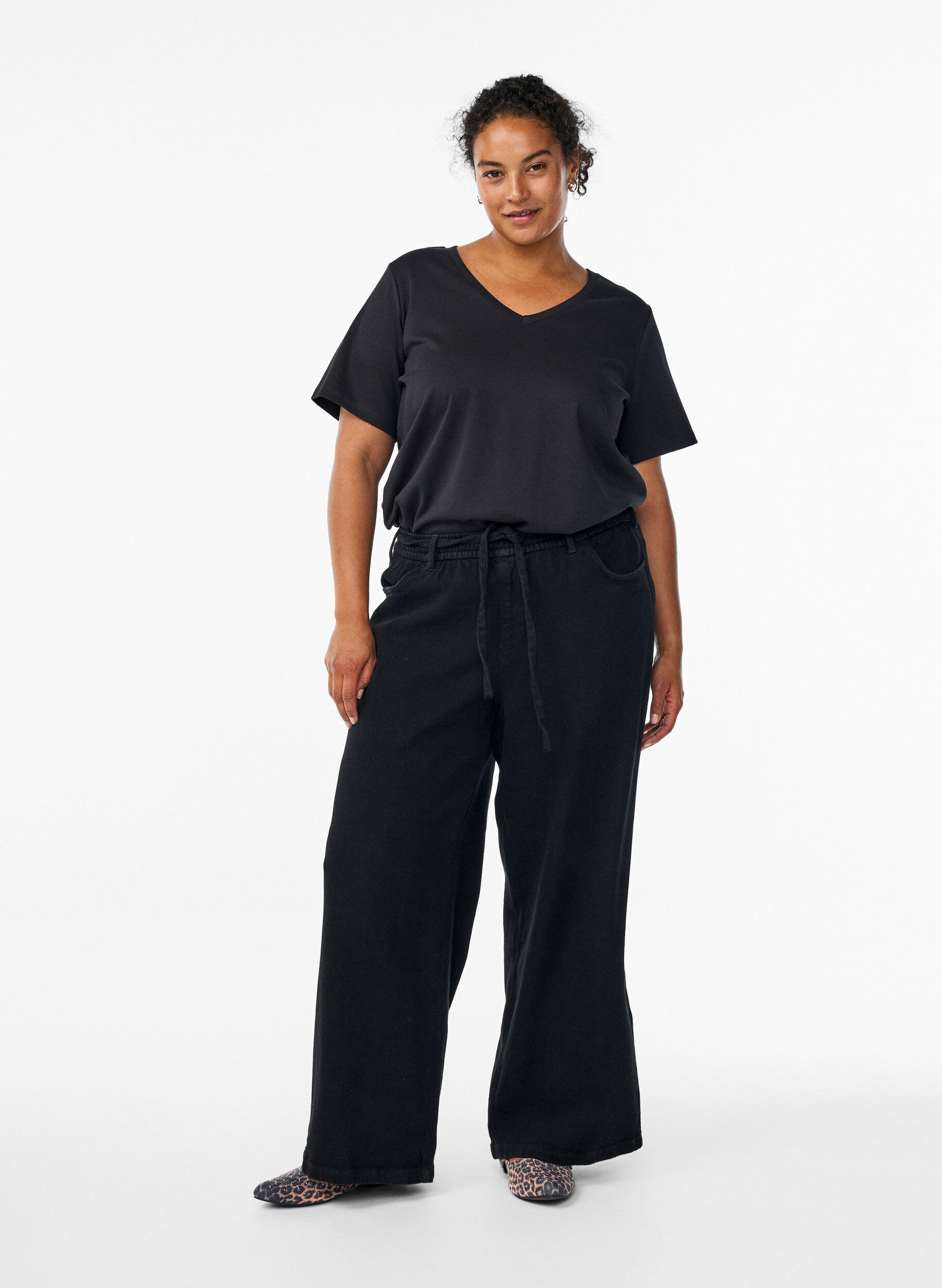 Jeans mit lockerer Passform, elastischem Bund und Tunnelzug, Schwarz, Model